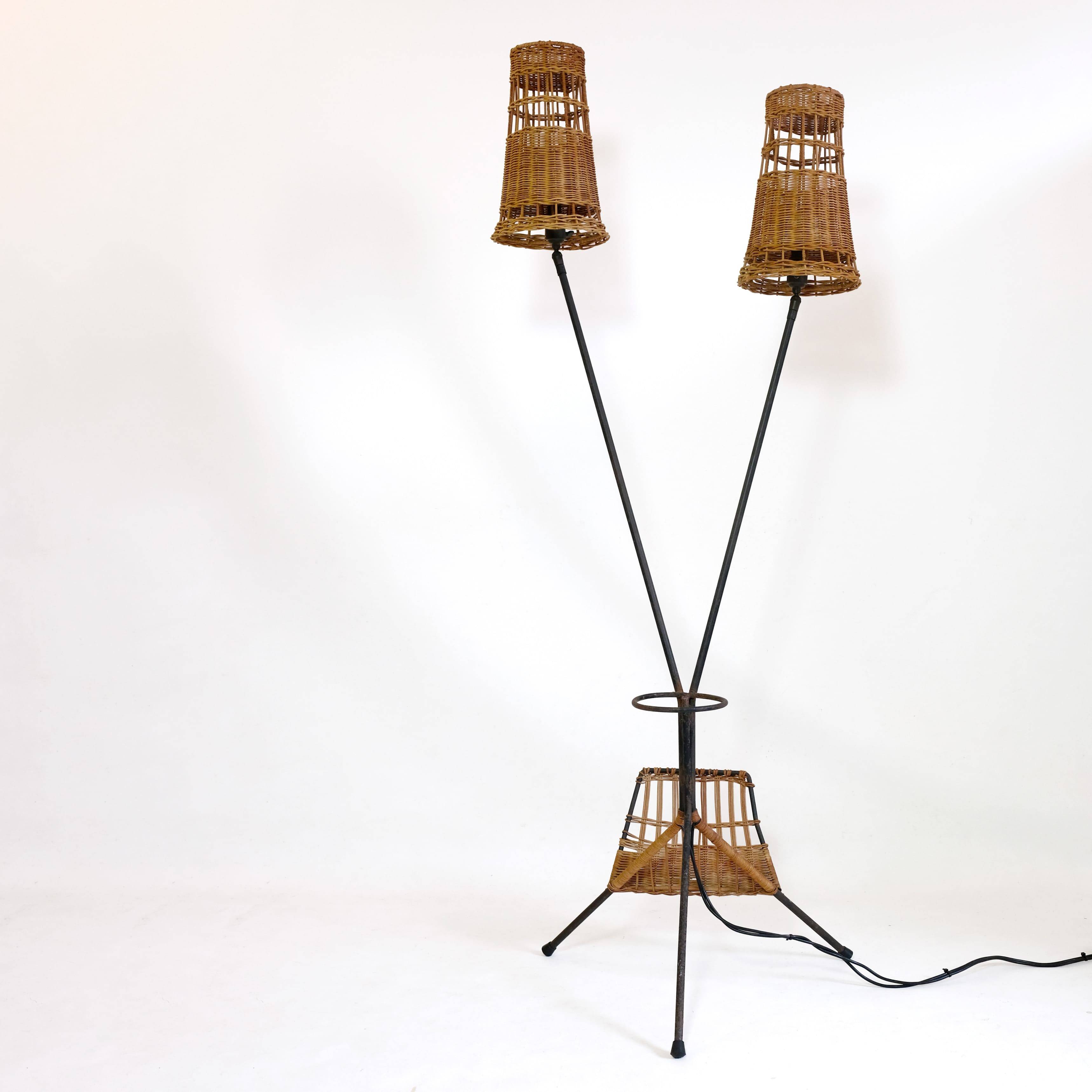 Lampadaire à deux feux en métal et osier des années 50-60.