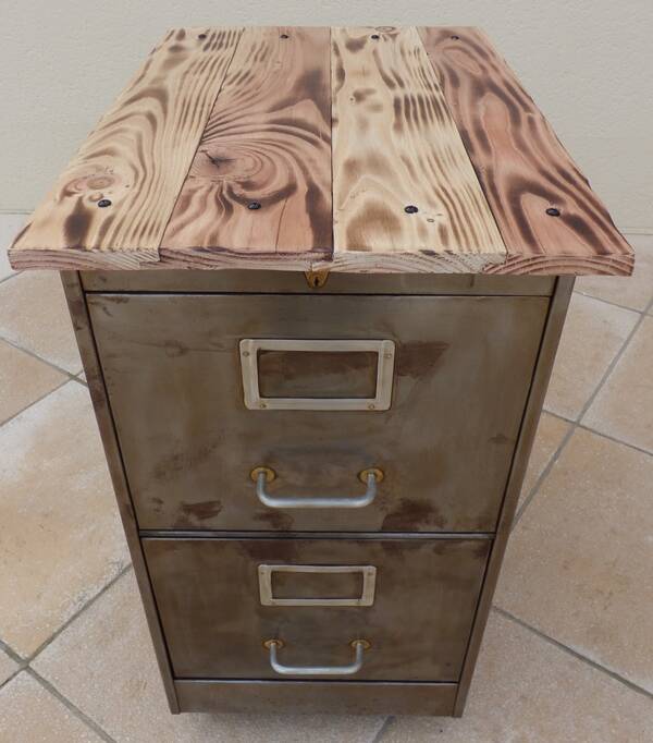 Meuble industriel ancien en métal effet rouillé deux tiroirs sur roulettes