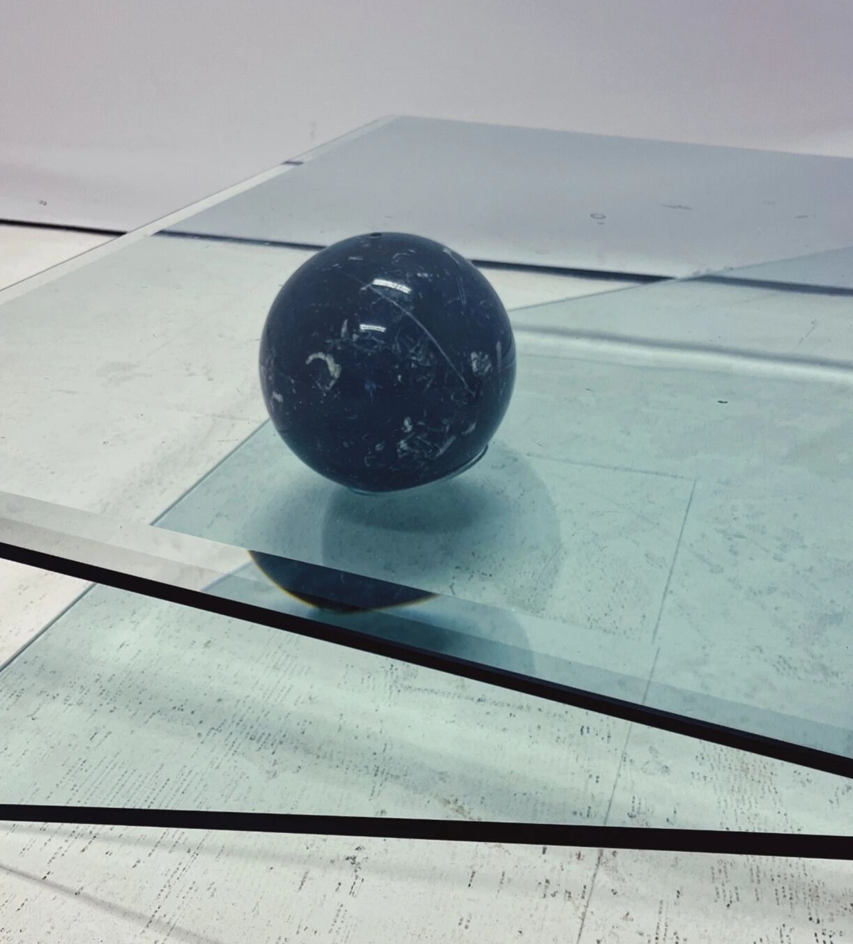 Table basse design sculptural - Marbre noir et verre style années 80