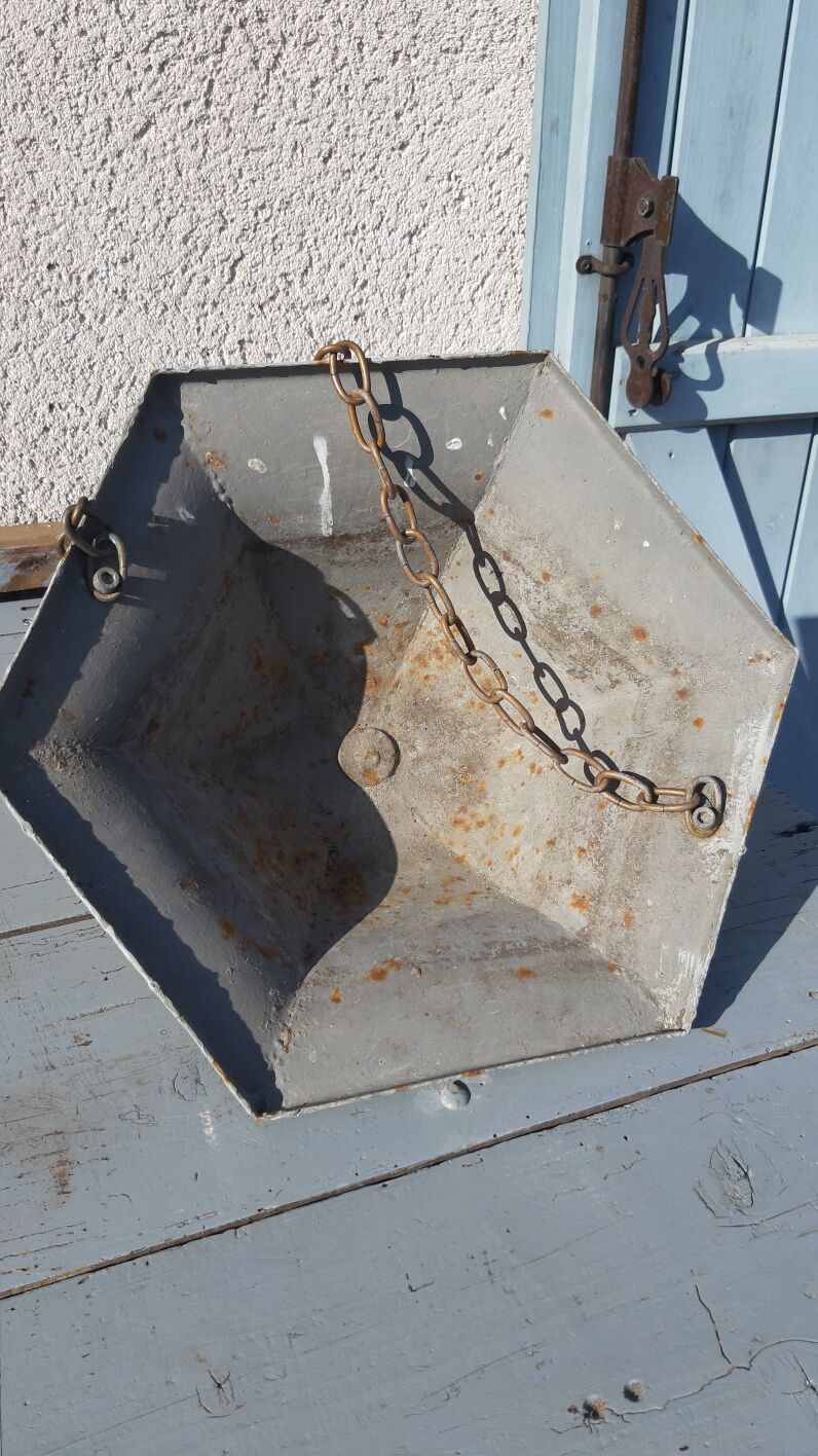 Metal planter