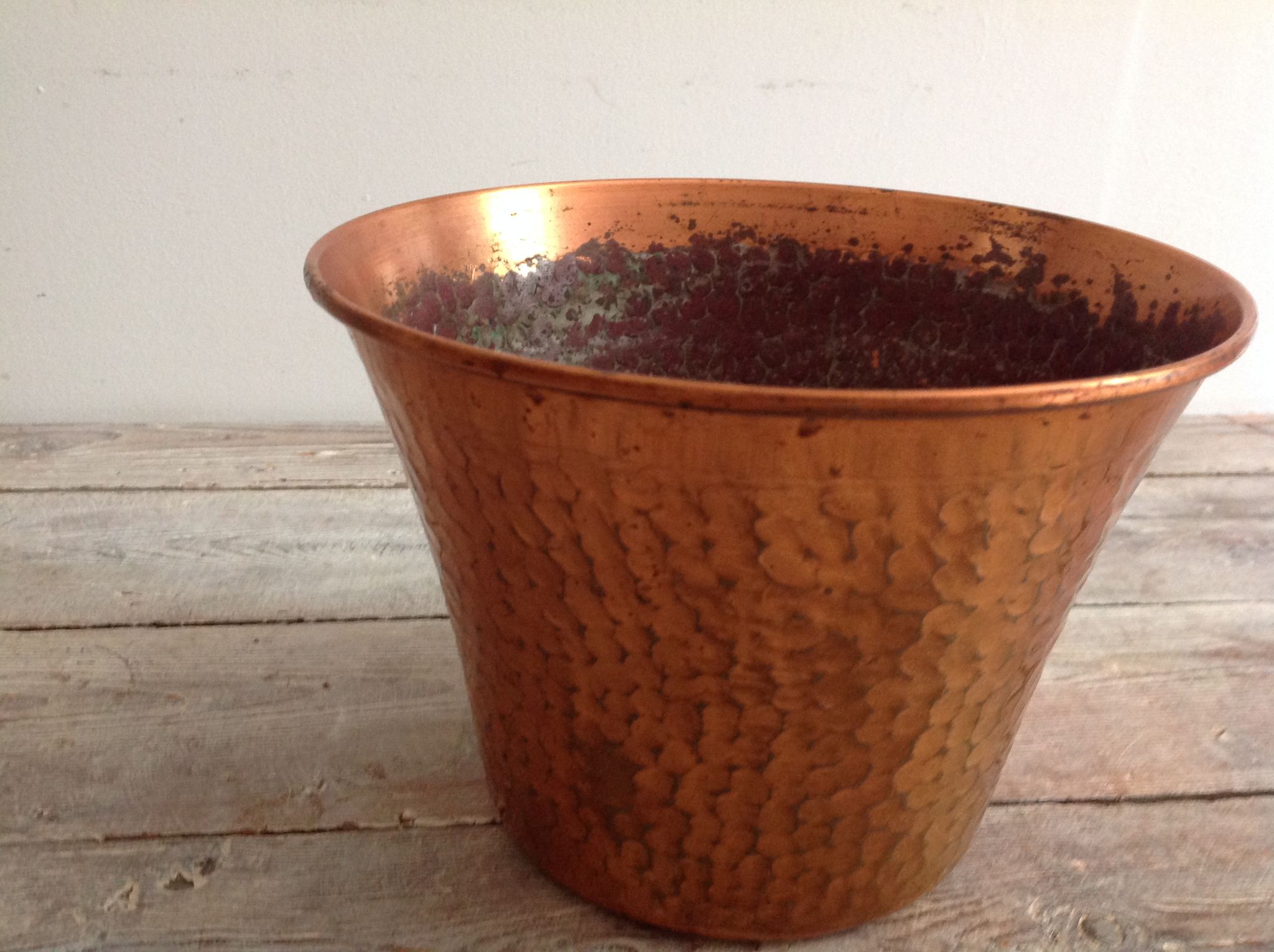 Cache hammered copper pot