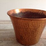 Cache hammered copper pot