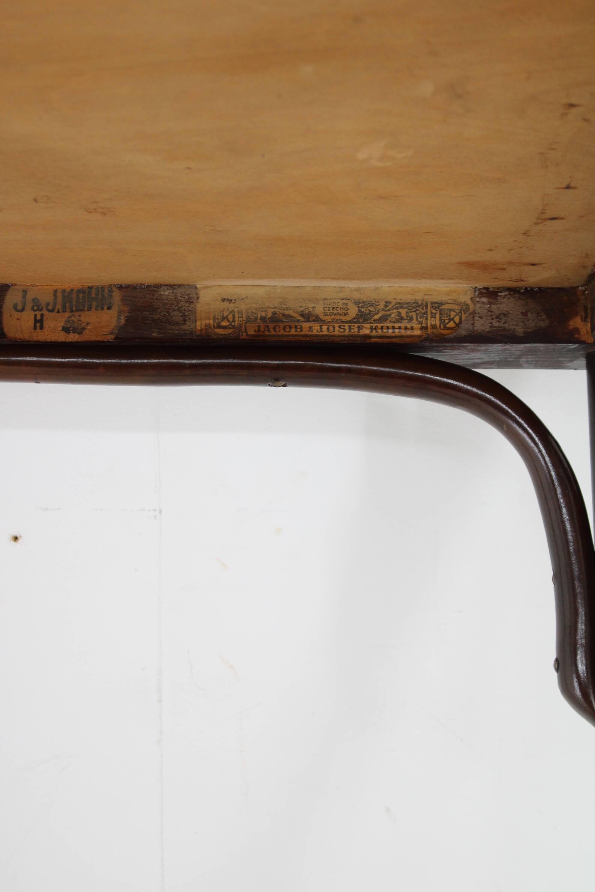 Table d'appoint Art Nouveau en hêtre des années 1910 par J & J Kohn, Autriche