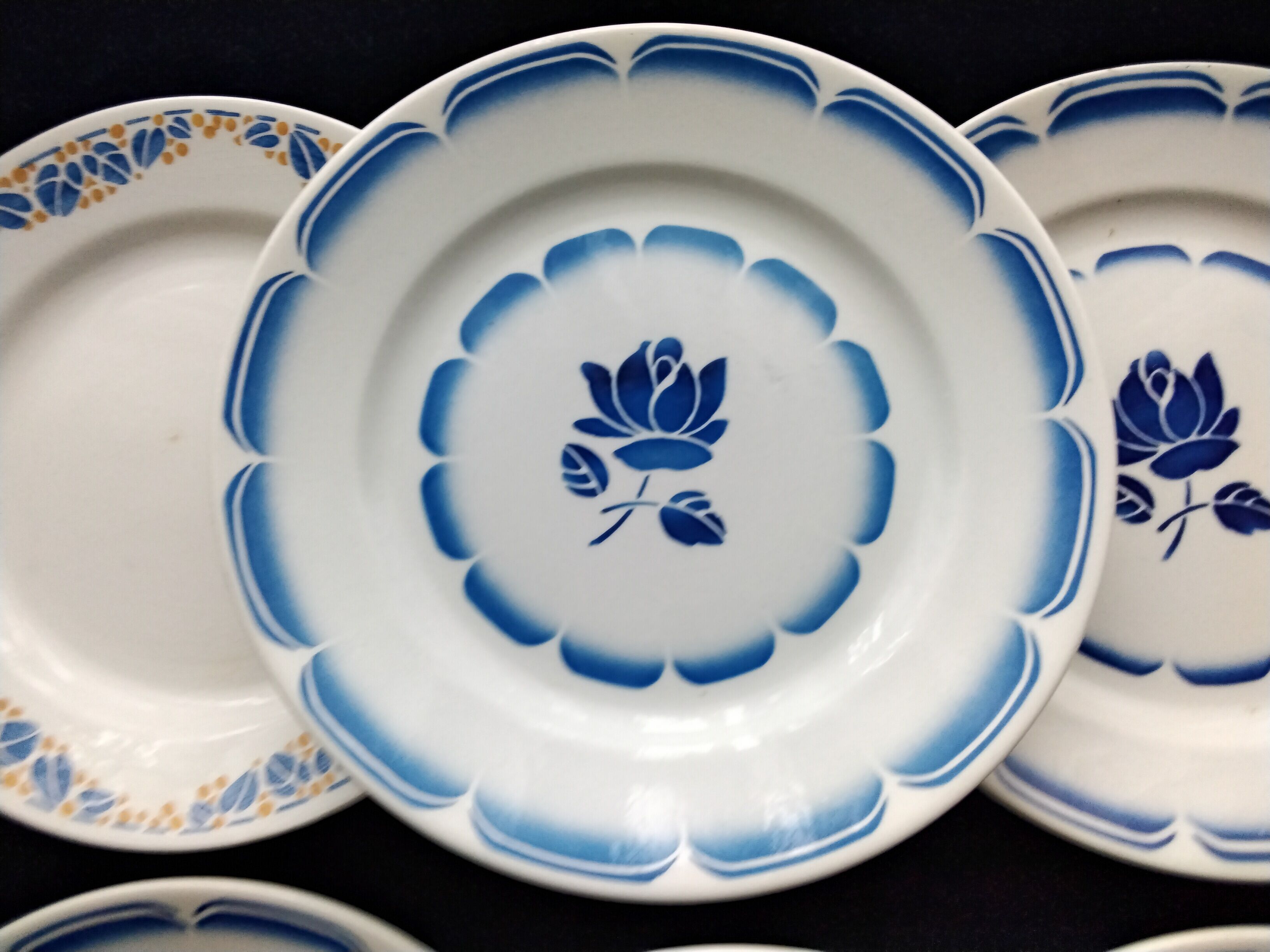 Set of 6 mismatched flat plates HBCM and Badonviller