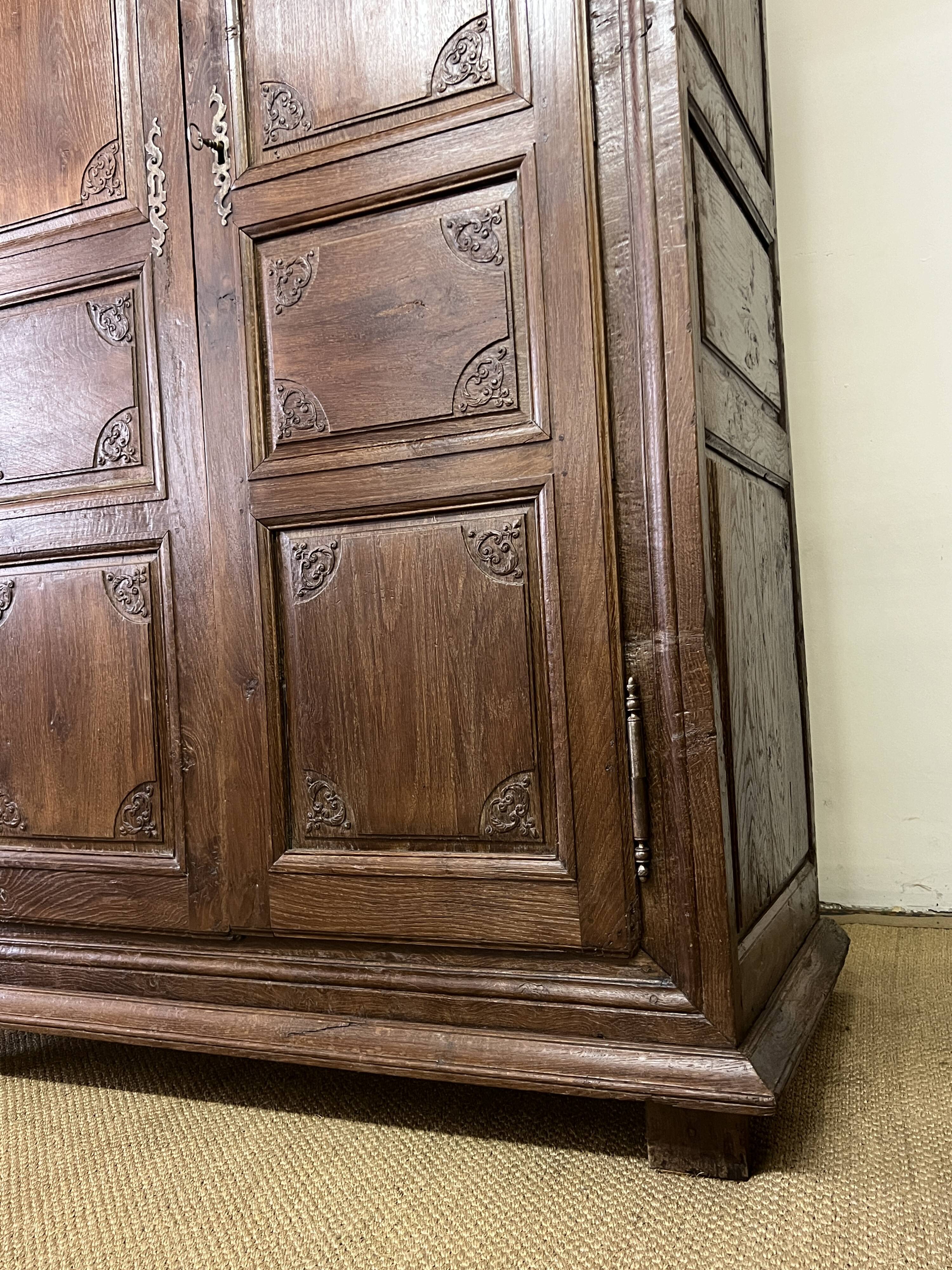 Armoire Louis XV en bois sculpté du XVIIIè siècle