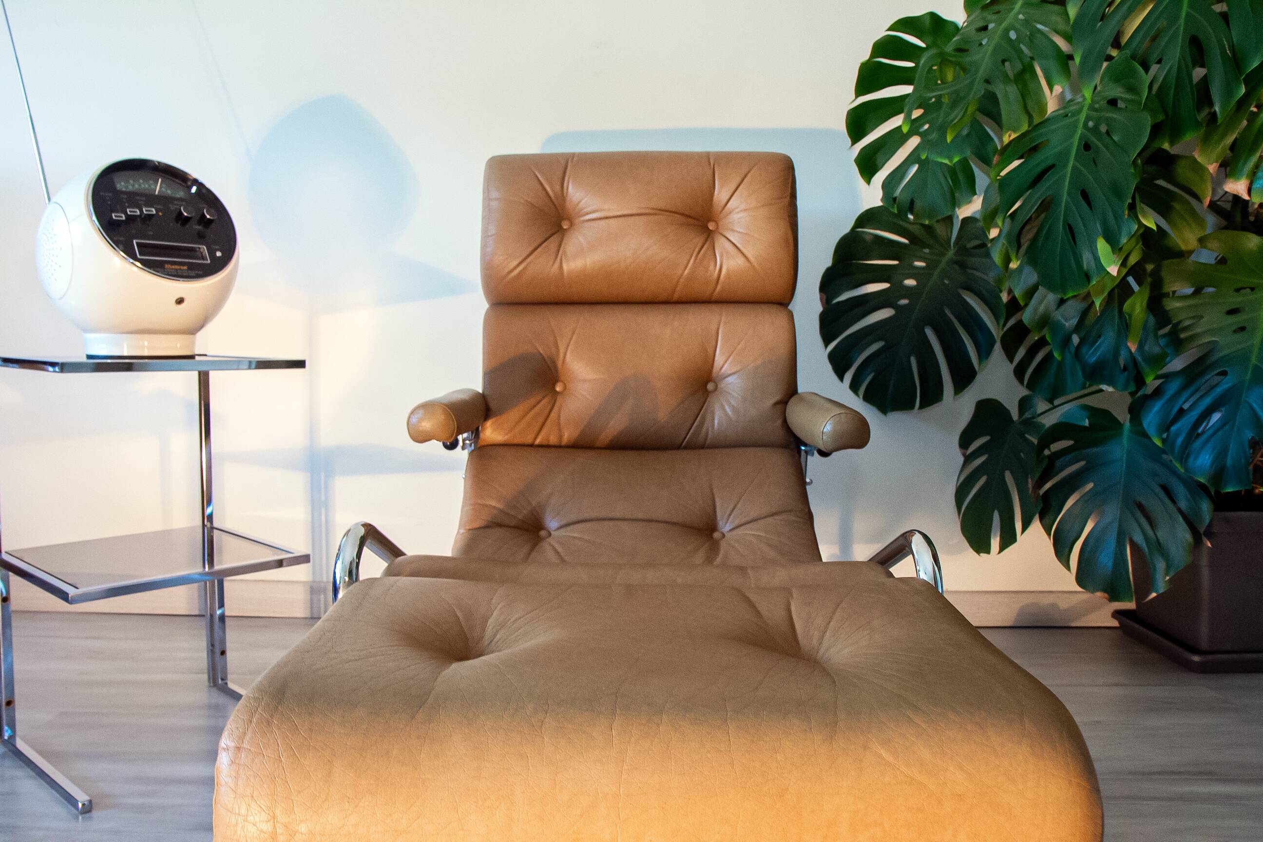 Fauteuil relax Lama 70's, chrome et simili cuir, repose pied repliable