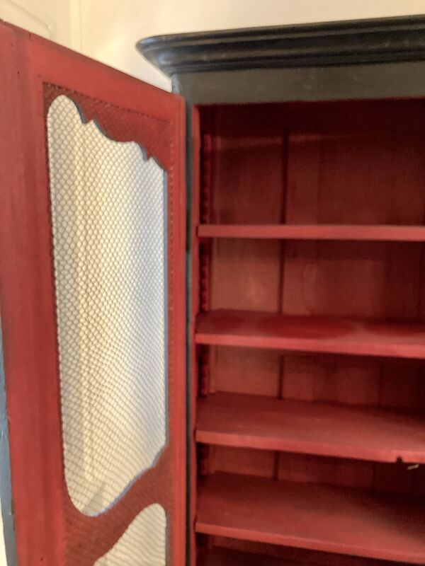 Meuble de rangement grillagé