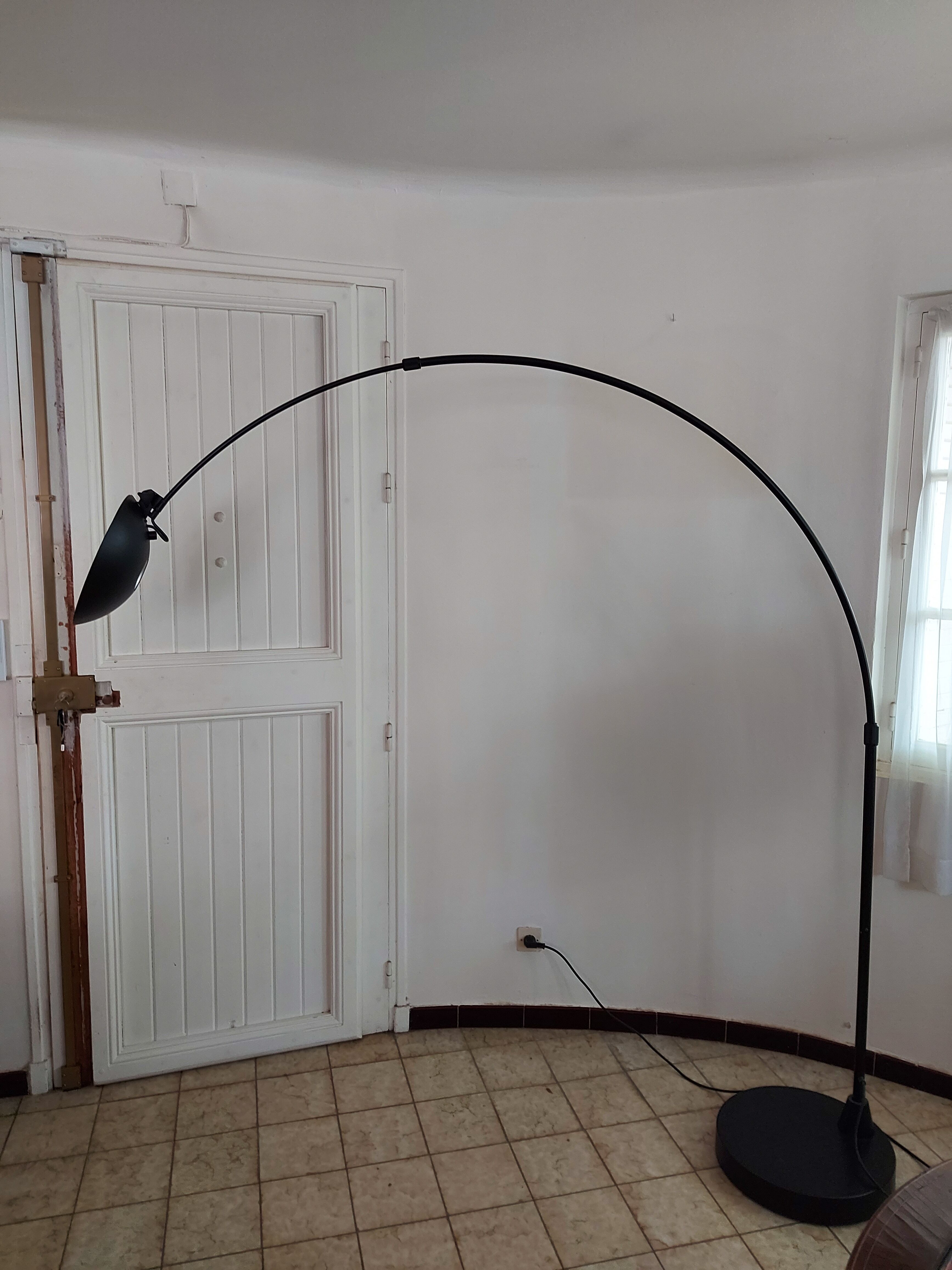 Lampadaire noir arqué Leonardo Marelli pour Estiluz vintage 1980'S