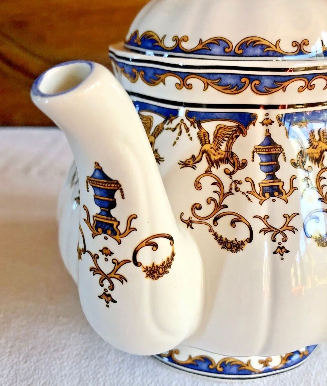 Gien teapot model children at the Dionysus press