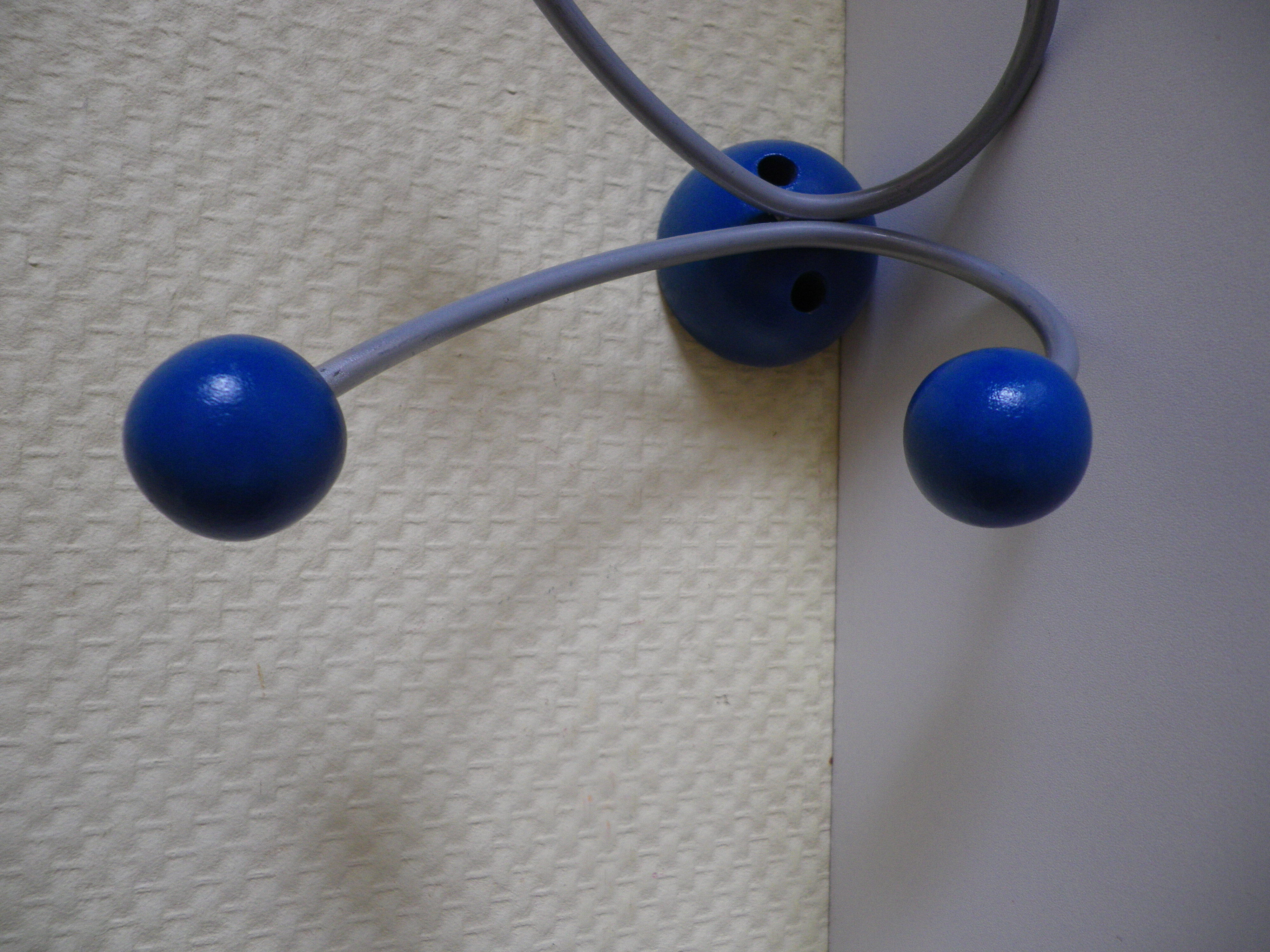 Grey metal wall hook, 4 wooden hangers