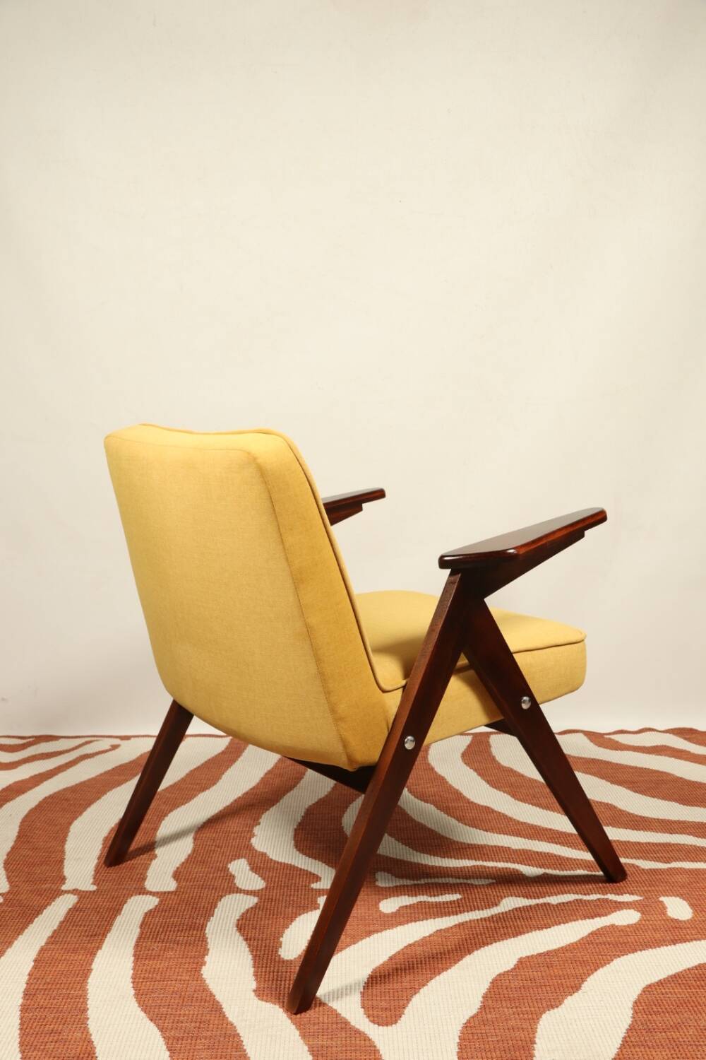 Fauteuil en bois et velours jaune par Chierowski