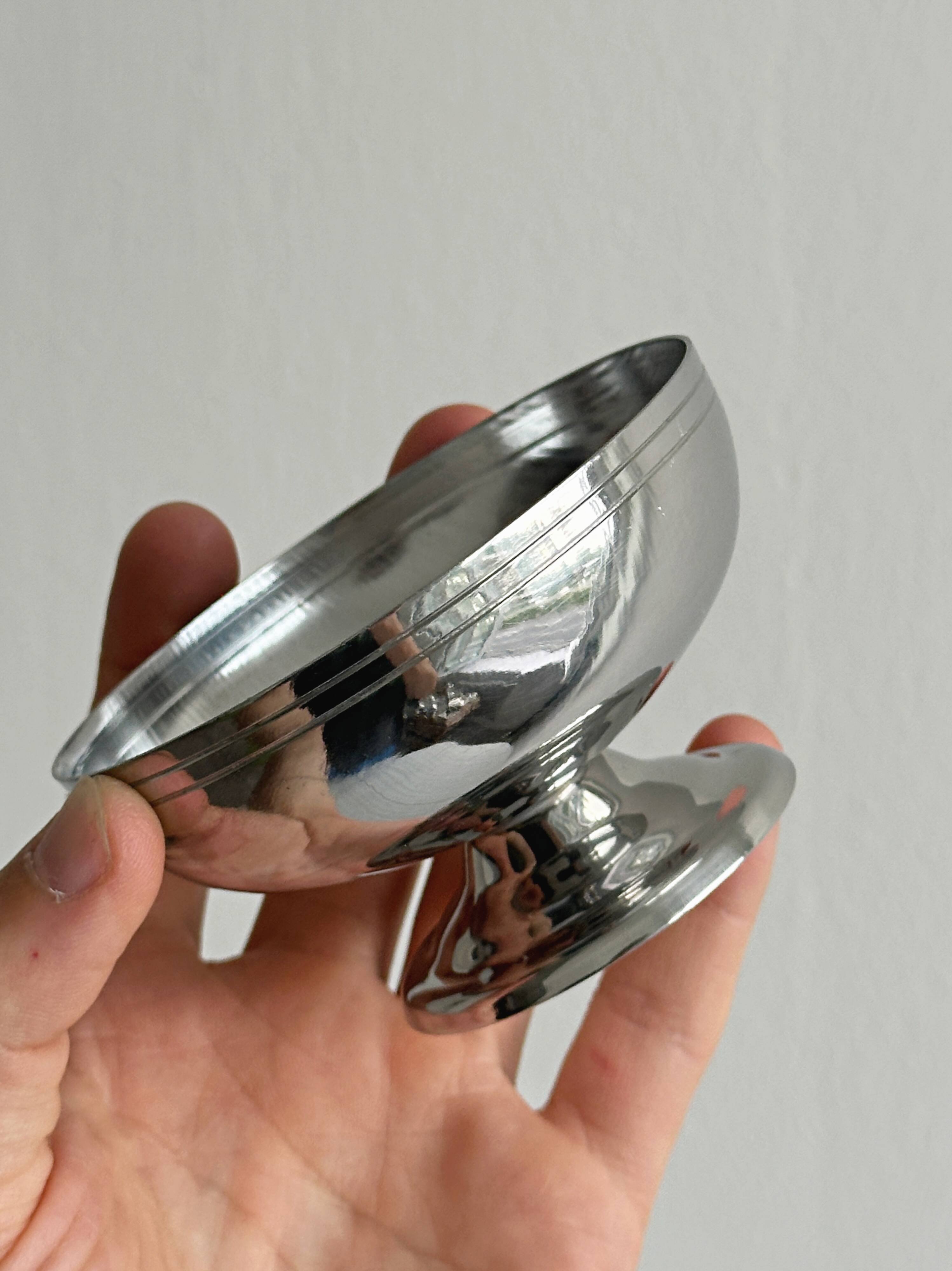 Set of 6 low footed bowls in mirror stainless steel.