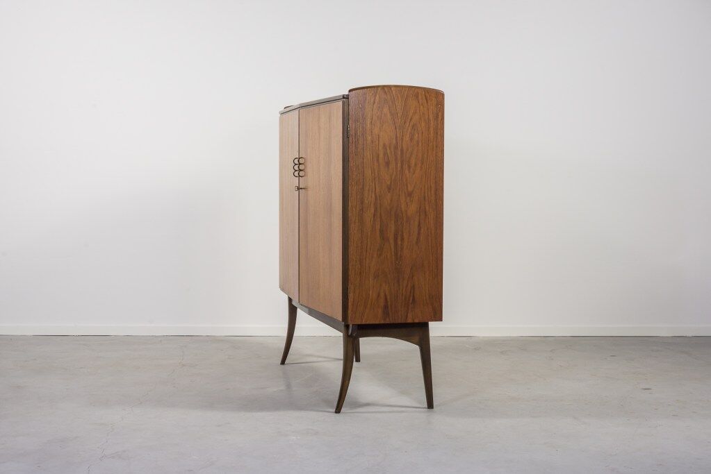 Armoire sculpturale du milieu du siècle par Carl Axel Acking