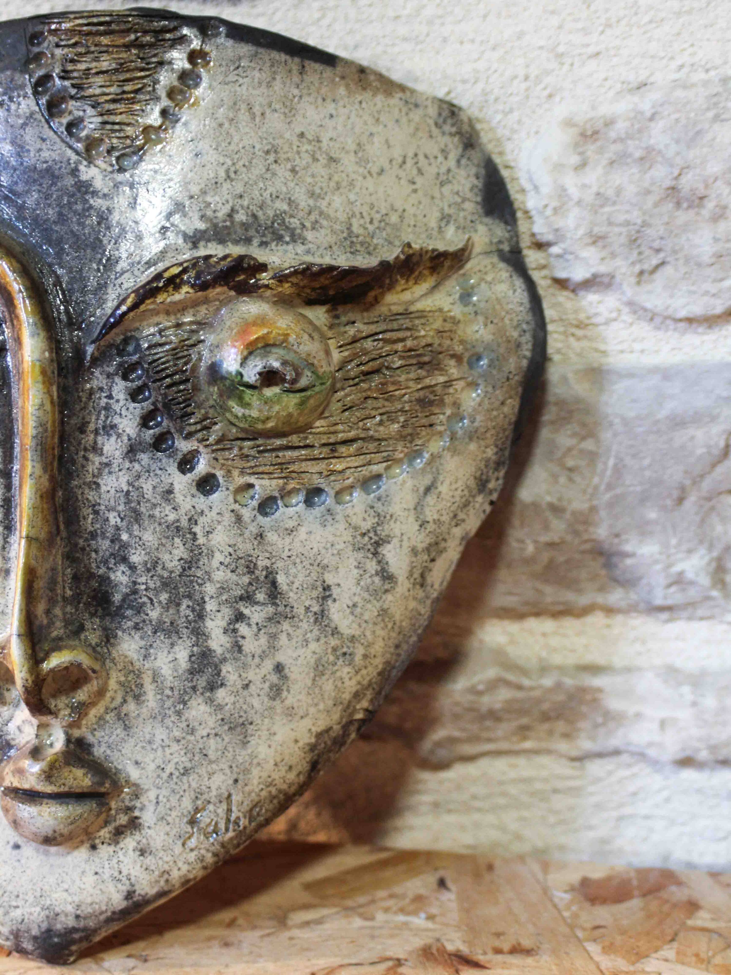 Masque décoratif en raku