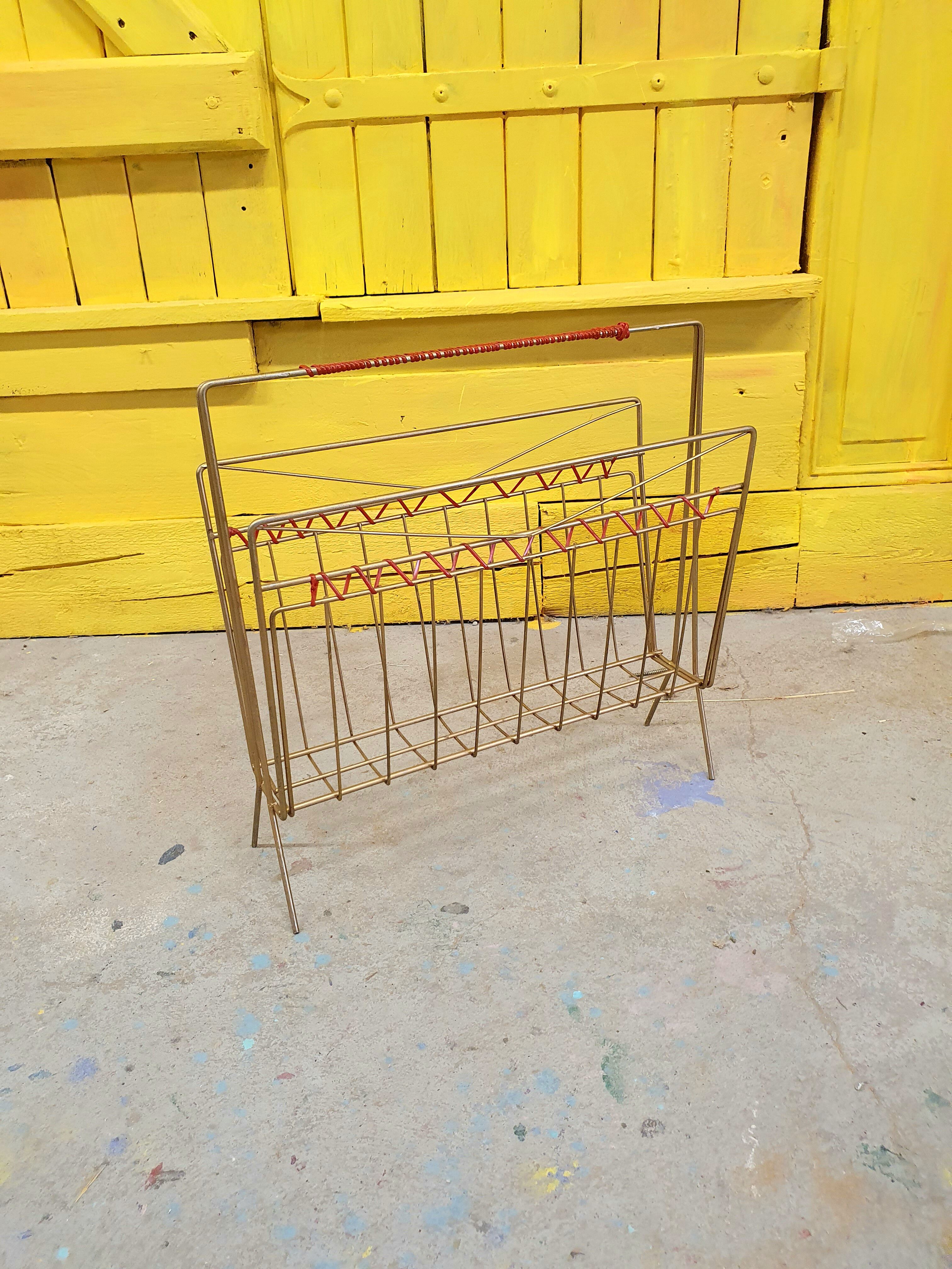 Scoubidou magazine holder