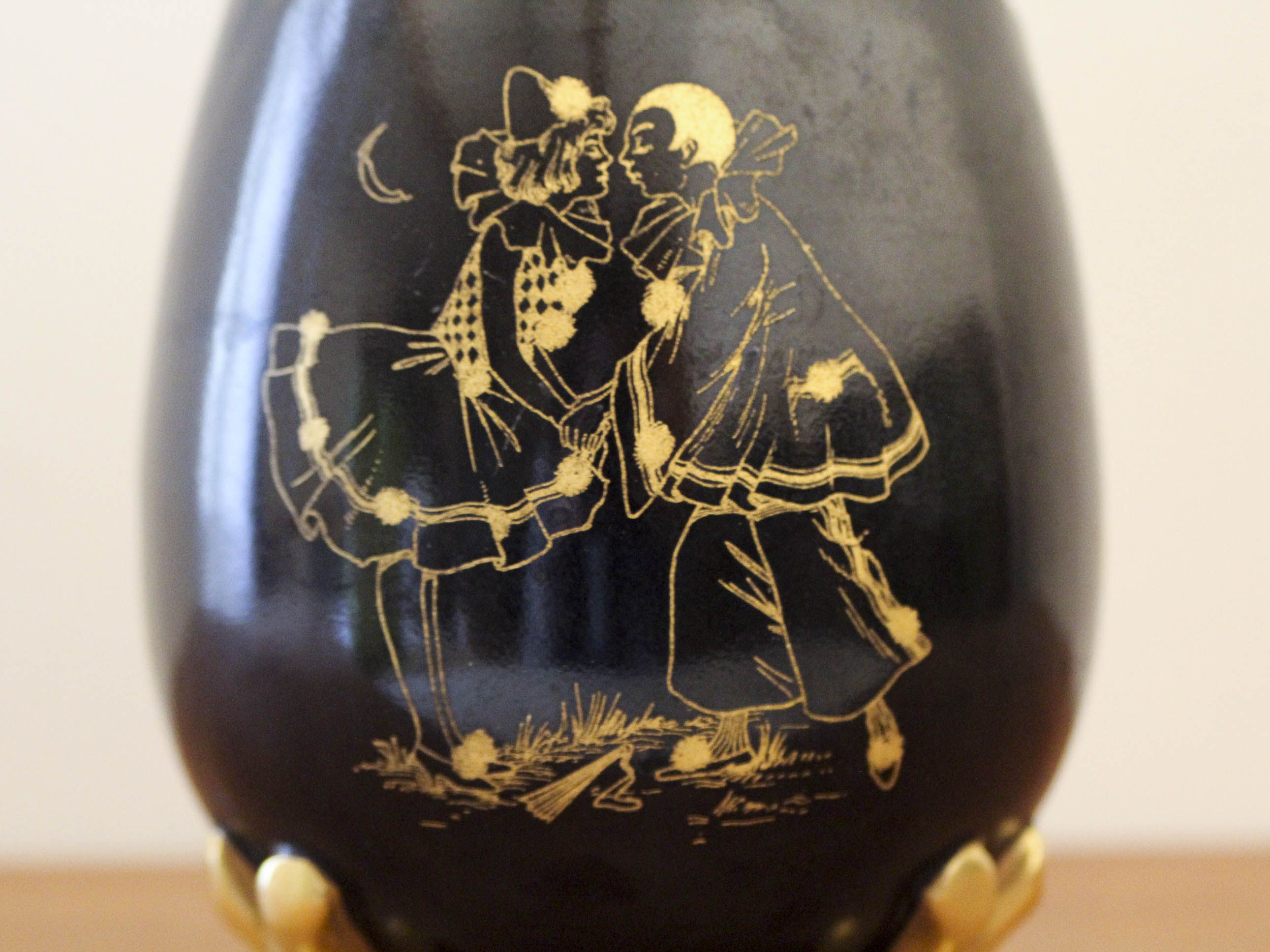 Egg-shaped porcelain vase decorated with Pierrot and Columbine