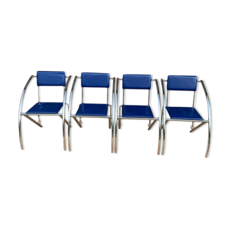Lot de quatre chaises bleues aux courbes design