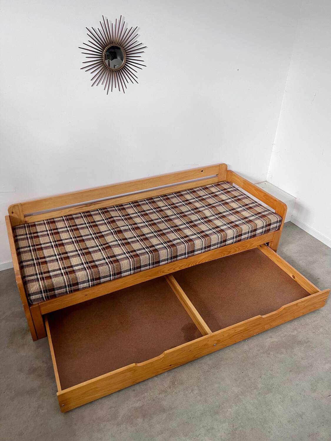Ancien canapé lit 3 places design années 70/80 en pin vintage sofa