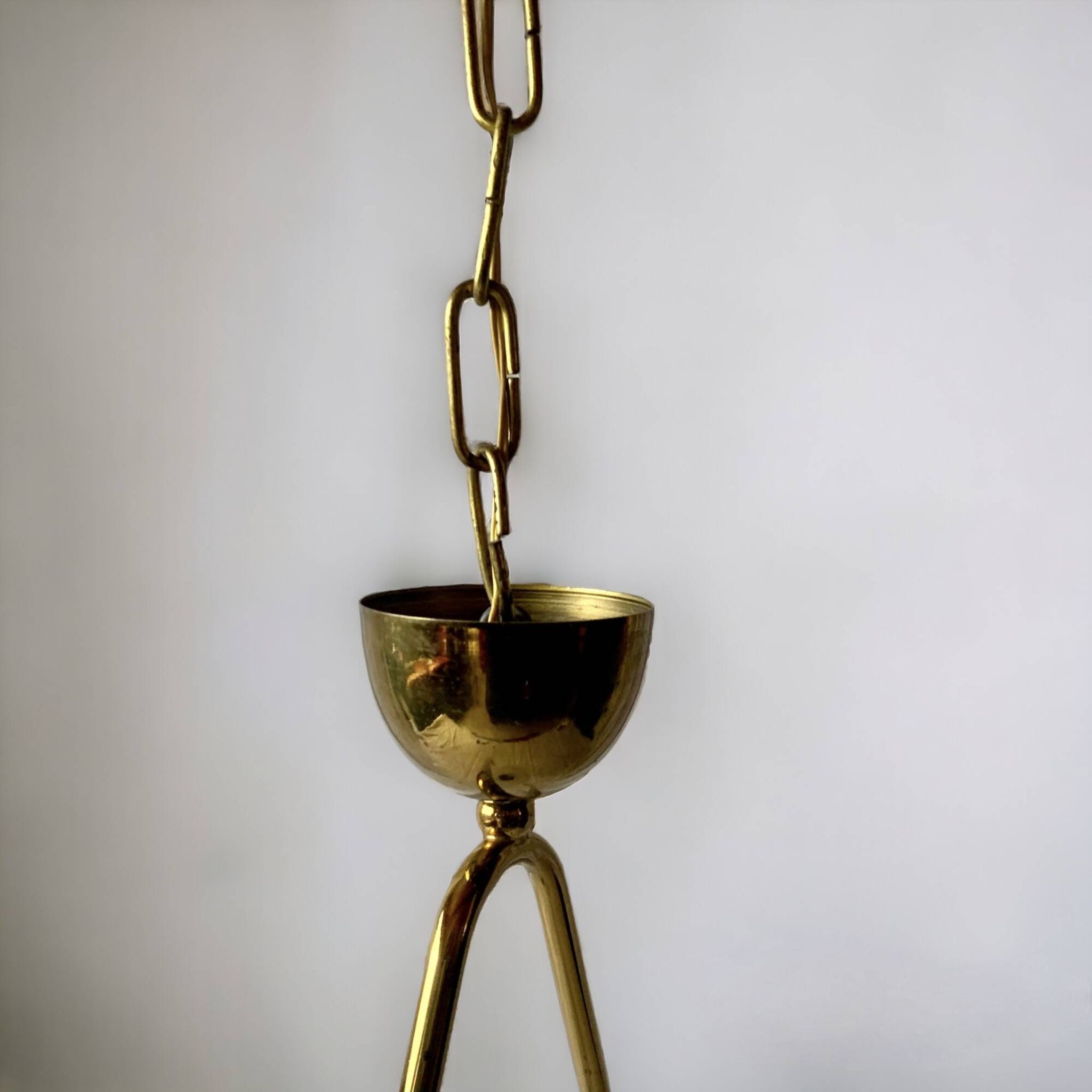 Suspension moderniste en verre sablé blanc et laiton