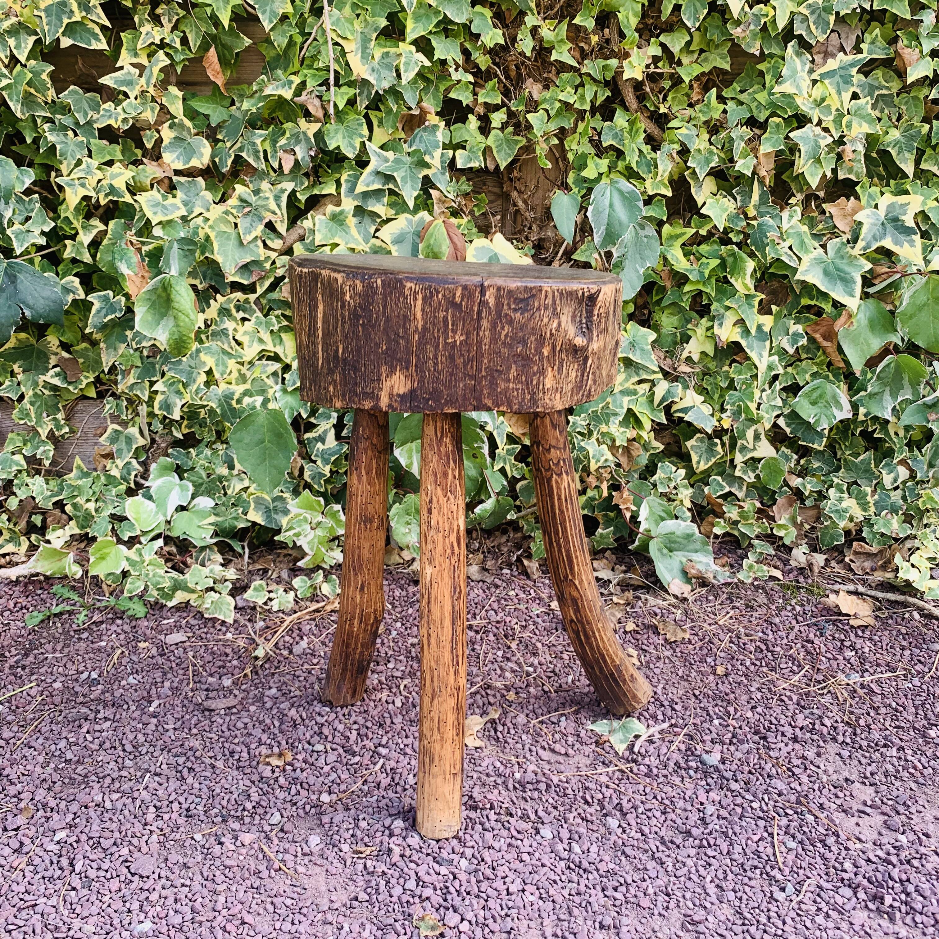 Tabouret tripode en bois massif
