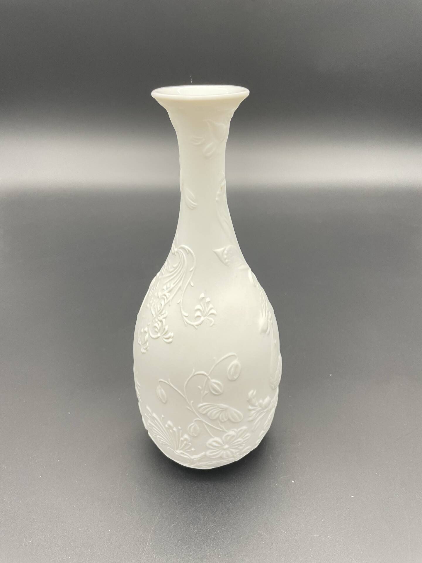 Kaiser 472 ewer vase in white porcelain