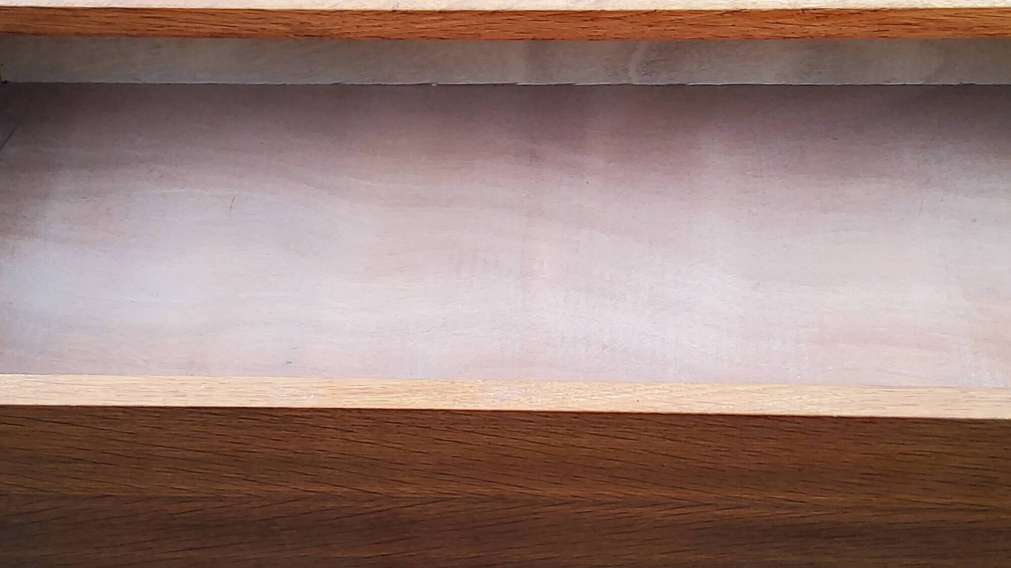 Vintage golden oak chest of drawers with 4 spindle feet from the 1950s