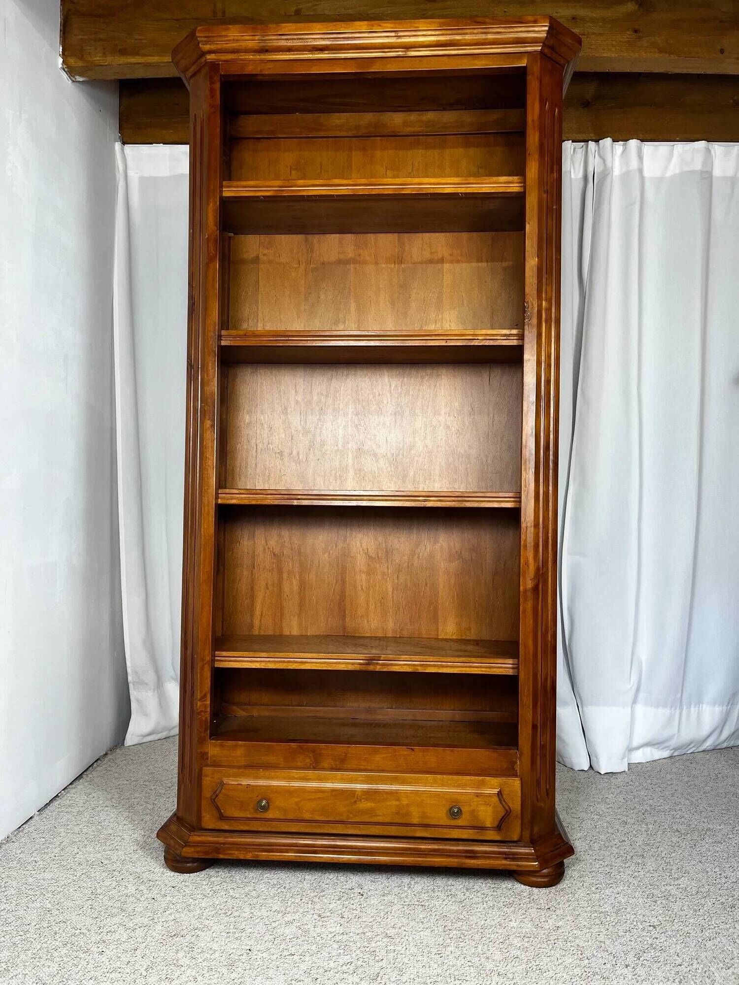 Bibliothèque ouverte en merisier, de style classique français, influence Louis-Philippe, 1950