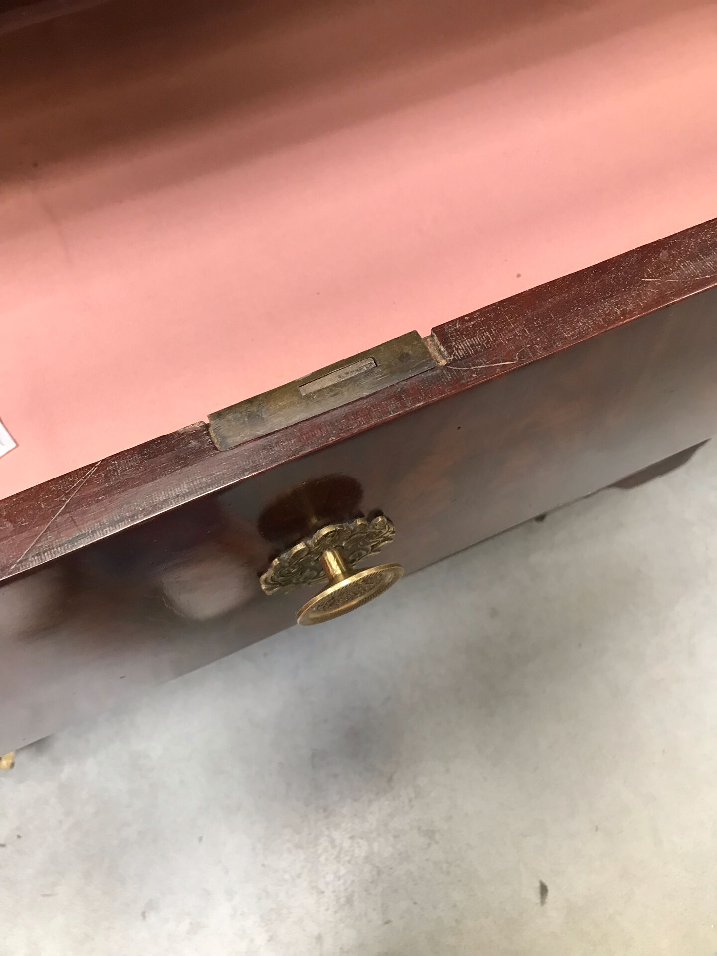 Commode à trois tiroir dessus marbre gris, de style second empire