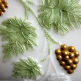 Sugar, white opaline opaline dabsked candy: Golden treils and grapes