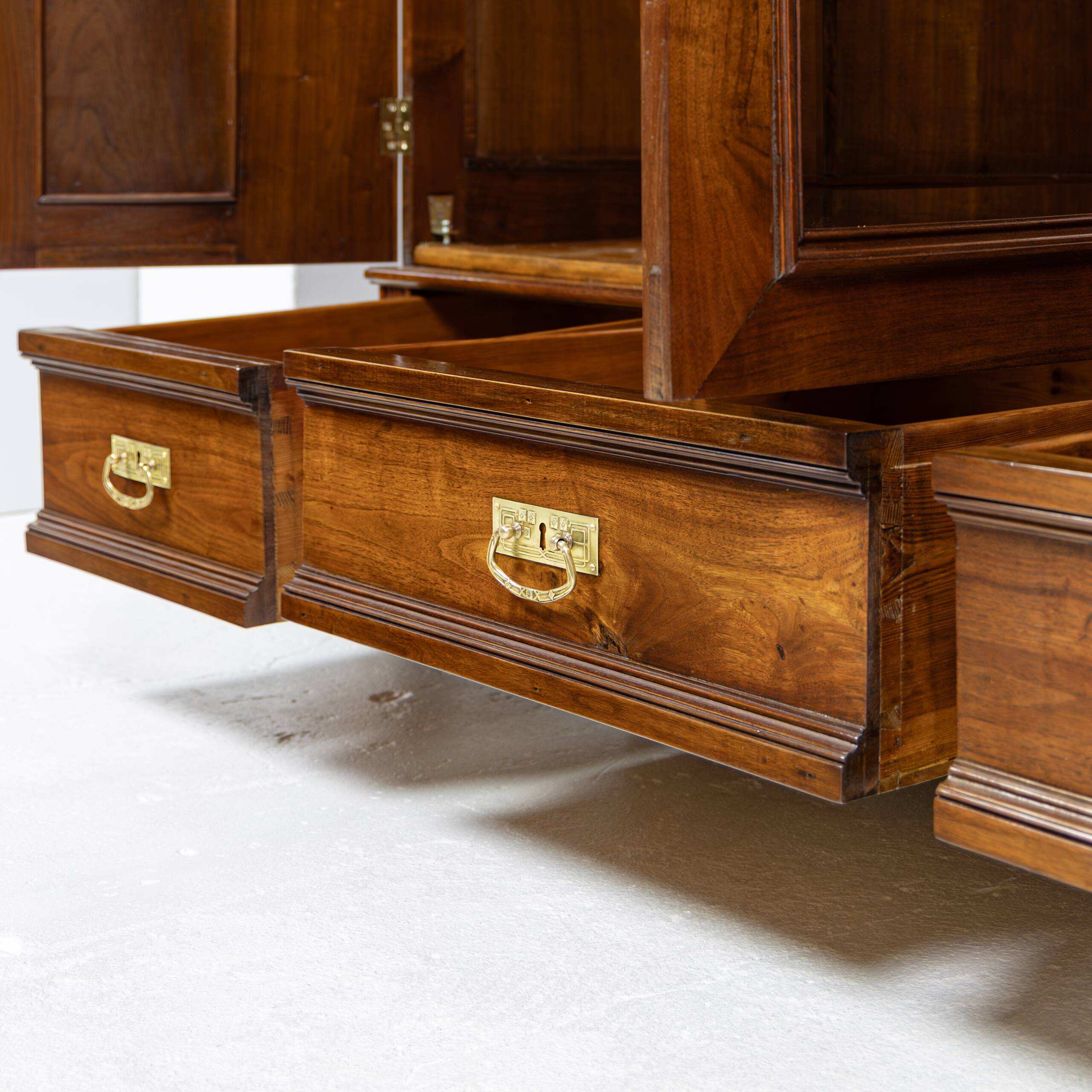 Art Nouveau wardrobe in walnut and pine - 1900-1915