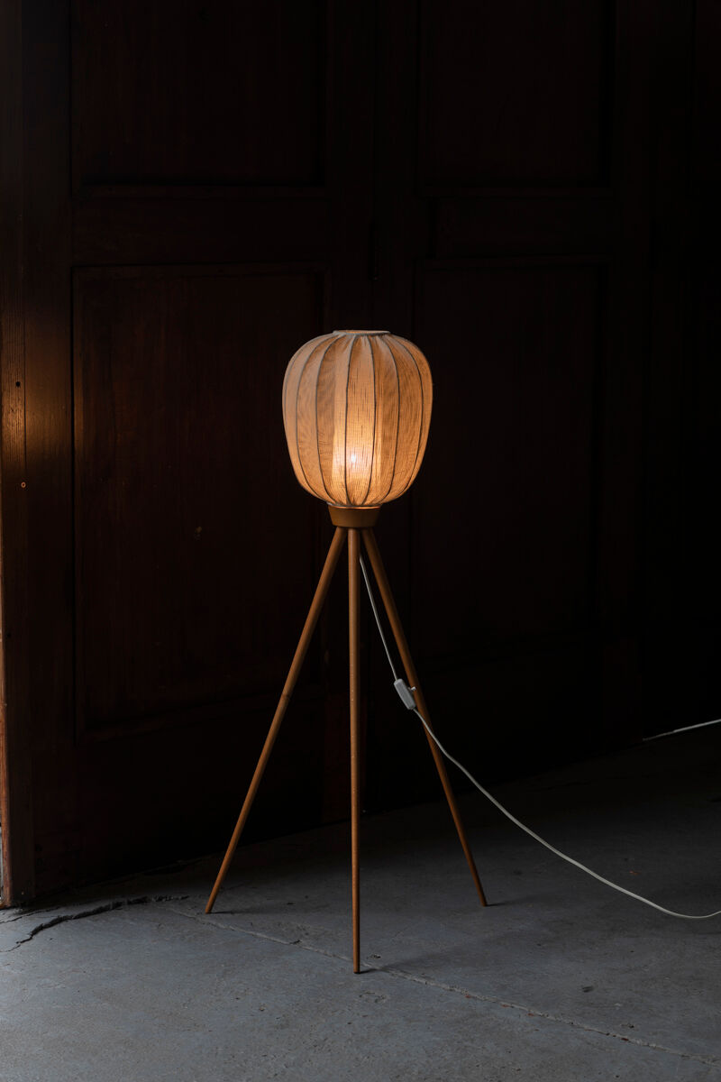 Tripod cocoon floor lamp in wood and lace, Danish design, 1960