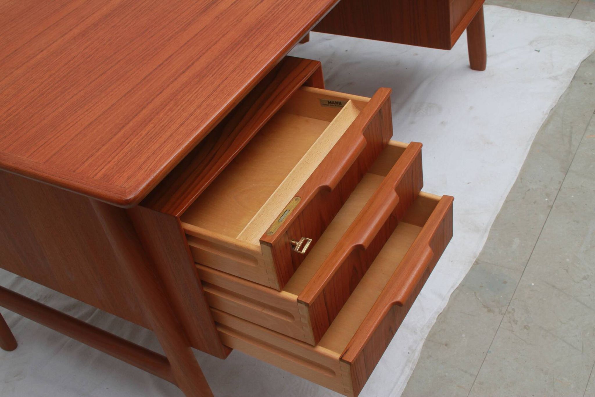 Bureau en teck, années 1960