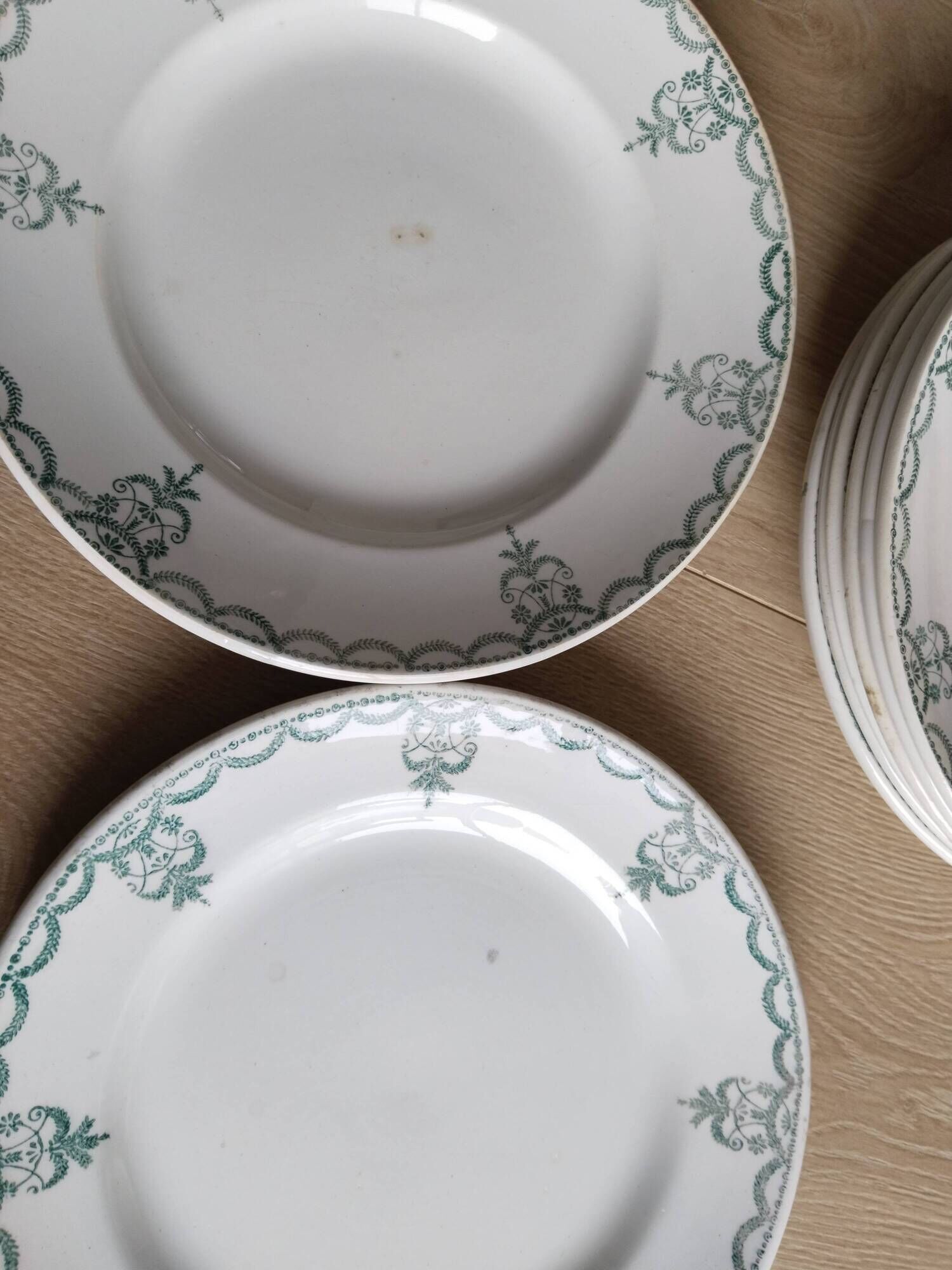 Set of 8 Moulin des Loups earthenware dinner plates, Garlands