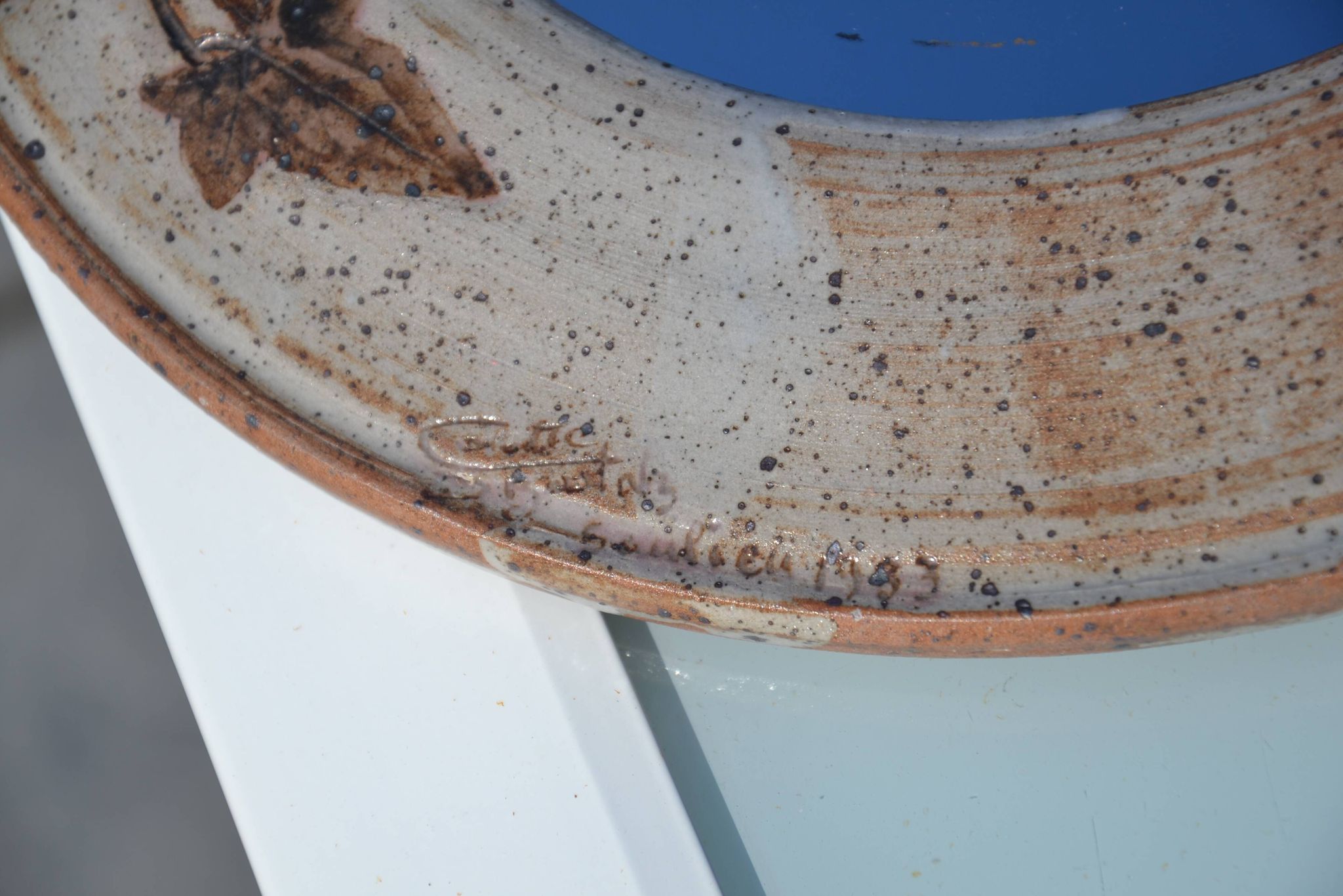 Miroir rond en céramique signé