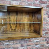 Vitrine suspendue en noyer après rénovation. Style vintage / loft / sur mesure