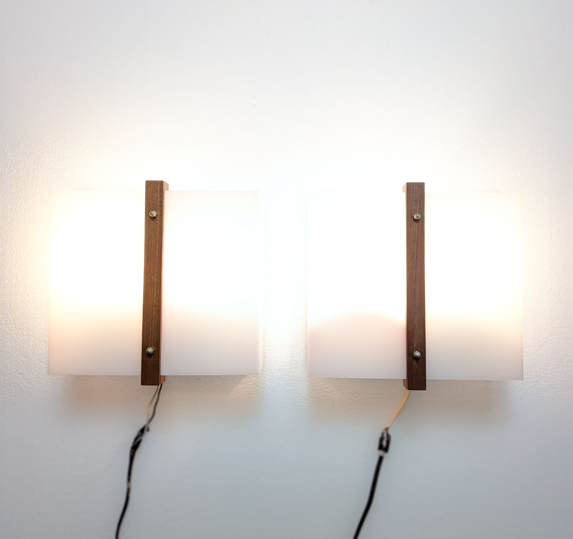Paire d'appliques scandinaves 1960, teck massif et plexiglass, Raak C-1521
