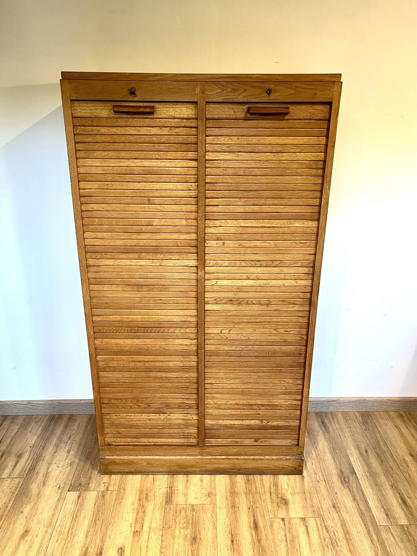 Double curtain folder