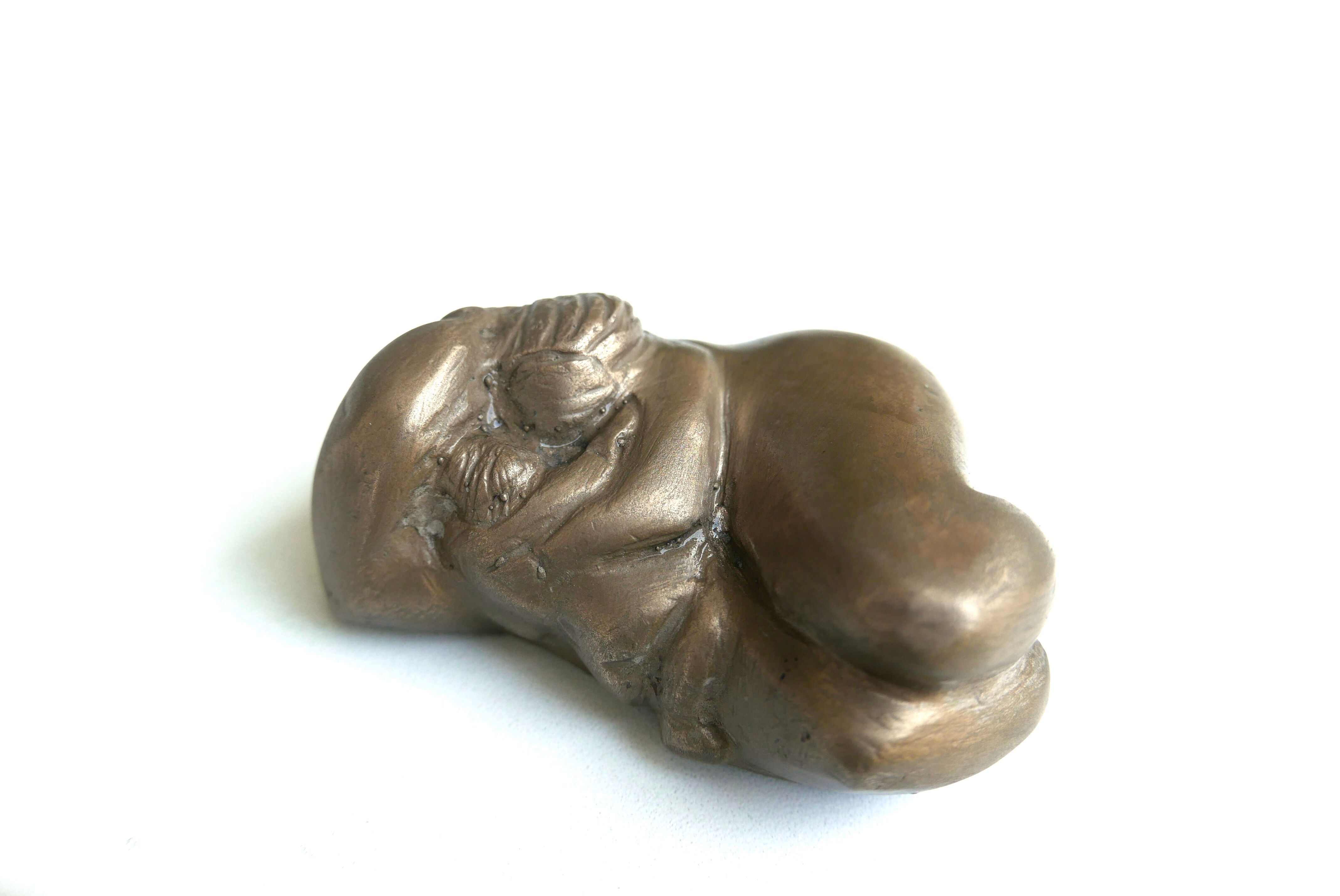 Presse papier en bronze signé, femme à l'enfant, années 70