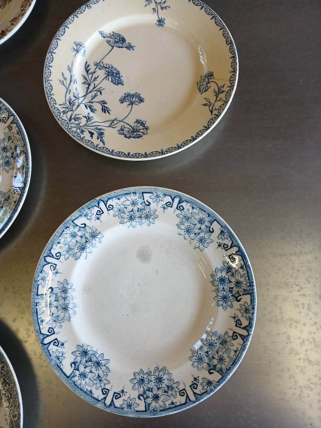 14 mismatched flat plates Terre de fer