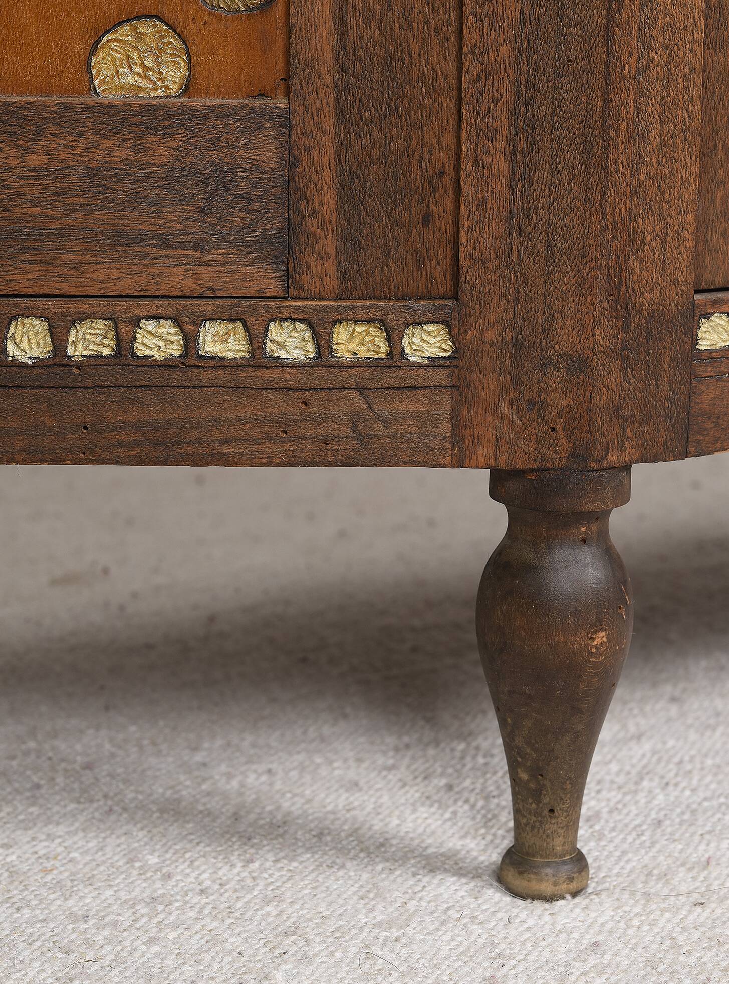 Buffet ou armoire d'angle, à 3 faces, en bois massif, sculpté et peint.