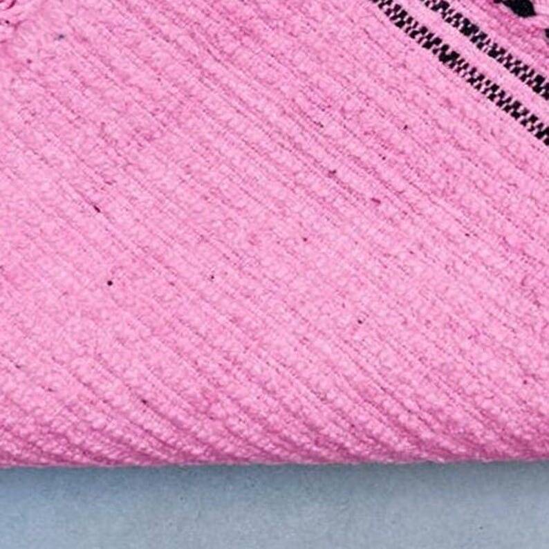 Traditional handmade Moroccan rug with pink patterns, 200x300 cm.