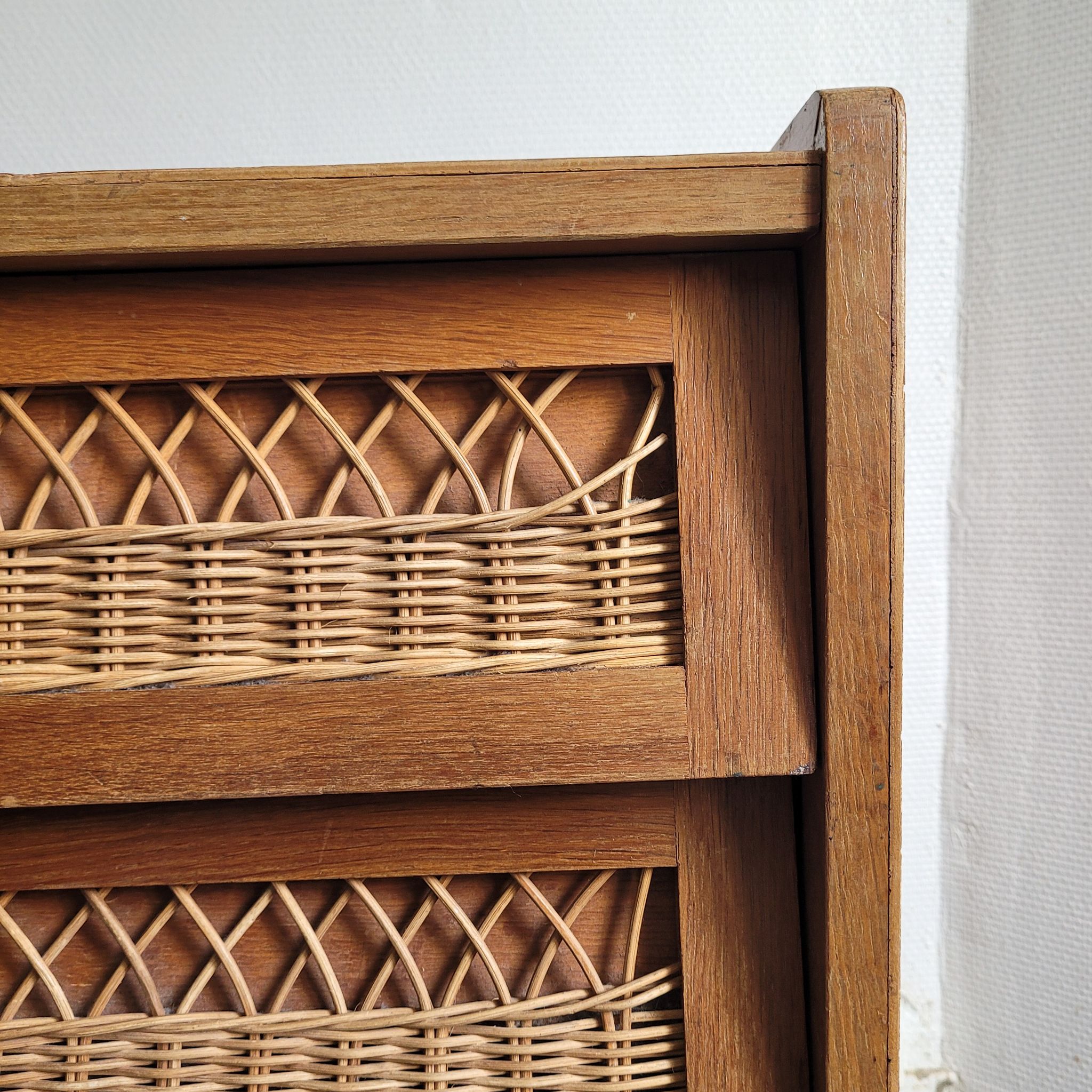 Commode en bois et rotin vintage
