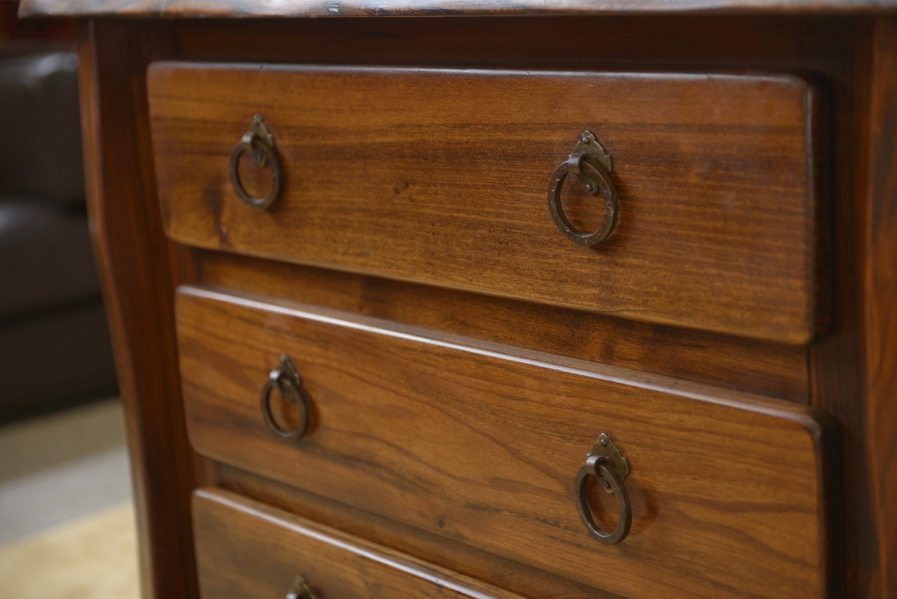 Commode brutaliste 3 tiroirs en orme par Aranjou, 1960