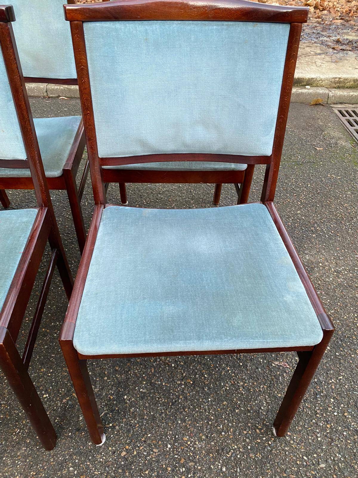 8 chaises scandinaves en teck massif et velours bleu des années 1960