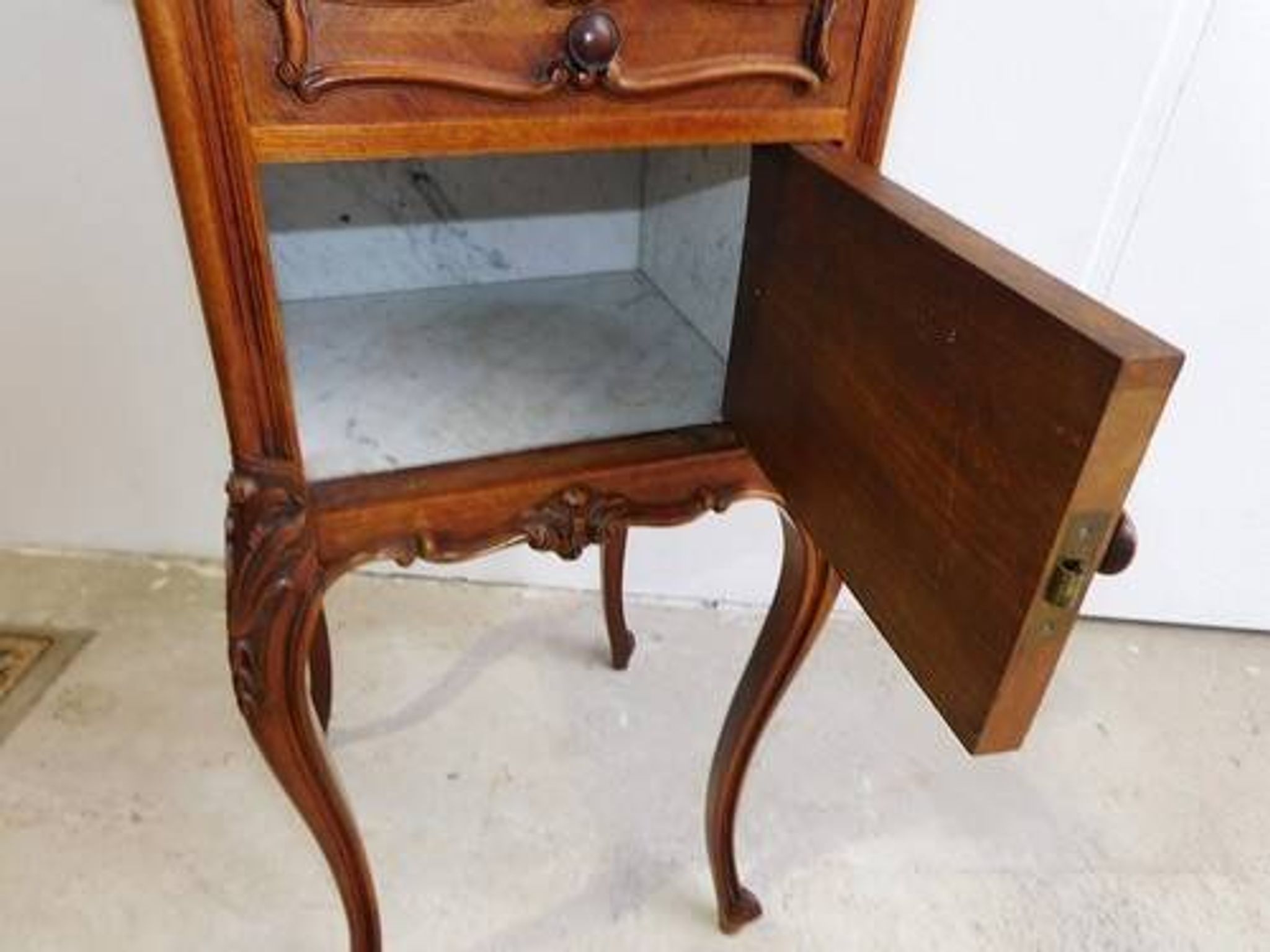 Chevet rocaille en noyer