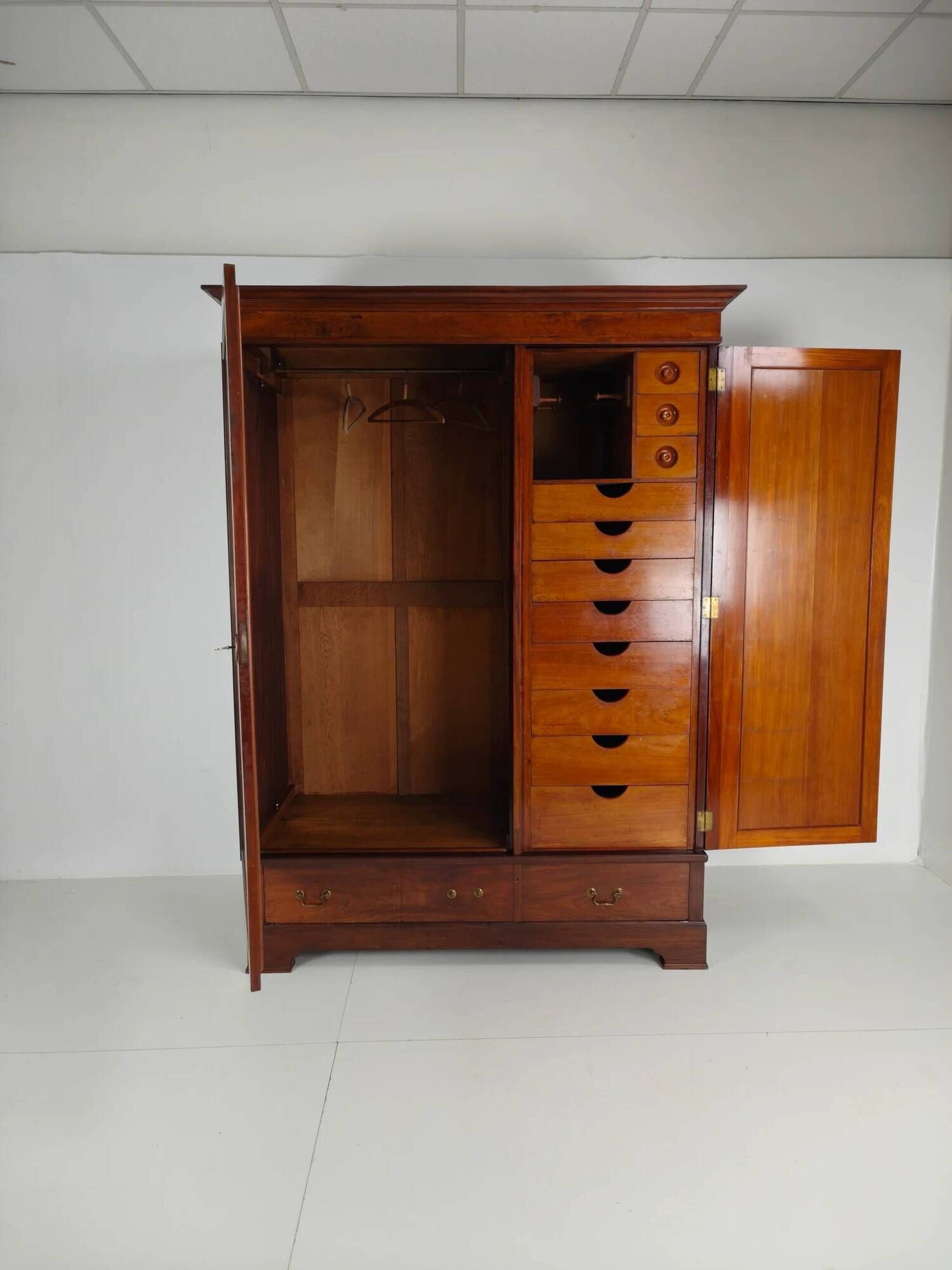 High-quality late 19th-century mahogany wardrobe by H. Pander & Zonen