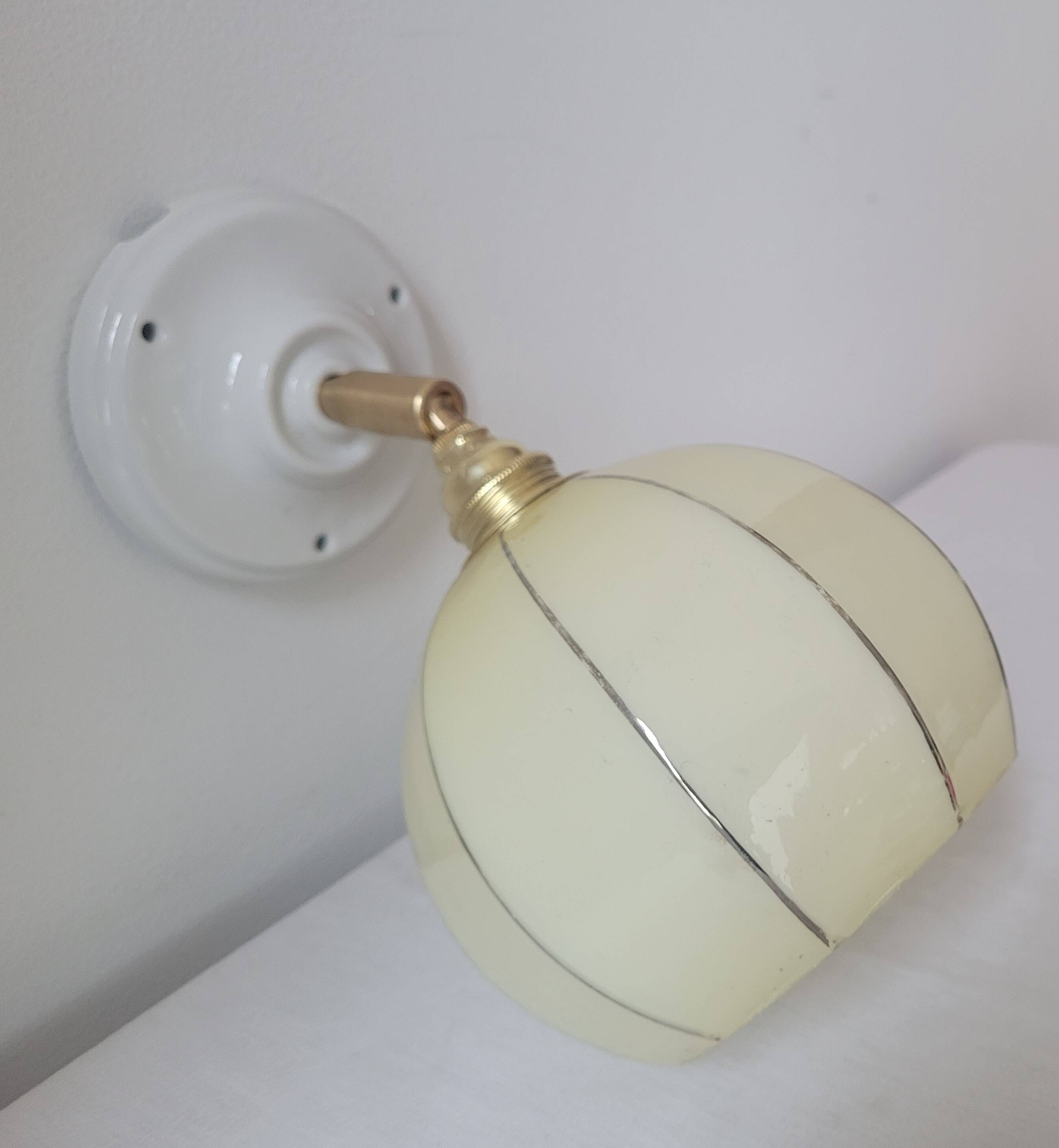 Wall lamp in opaline, brass and porcelain