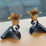 Lot de deux bougeoirs, en forme de fleurs, tulipes en metal noir et dore, vintage