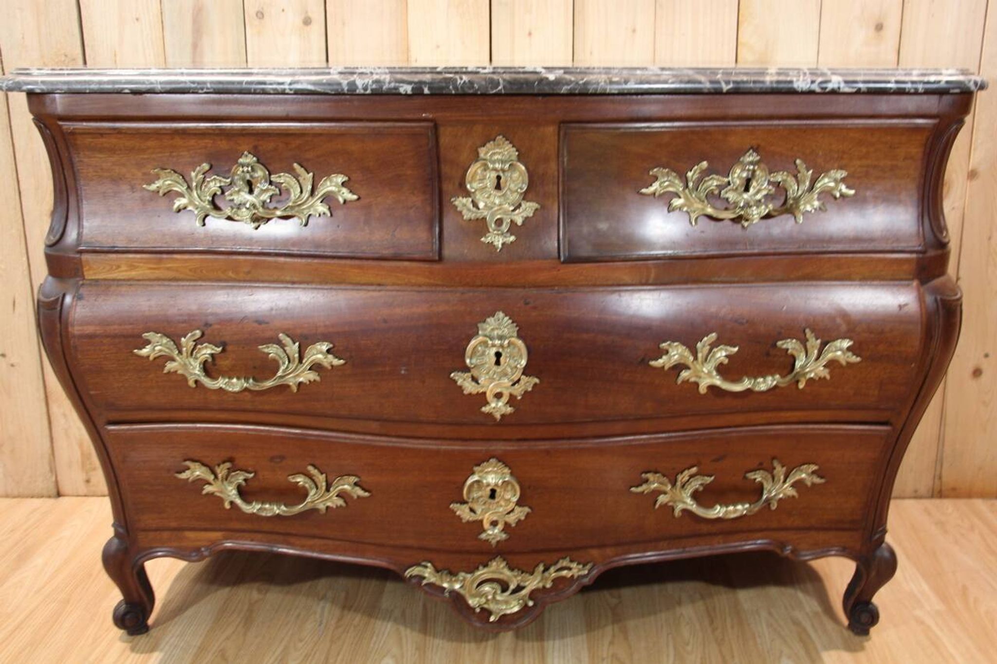 Commode tombeau début XVIIIème en acajou , travail de port