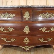Commode tombeau début XVIIIème en acajou , travail de port